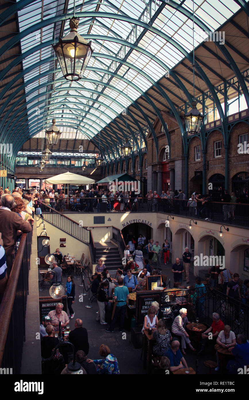 Die Menschen leben an der ehemaligen Gemüsemarkt in Covent Garden in London, Vereinigtes Königreich Stockfoto