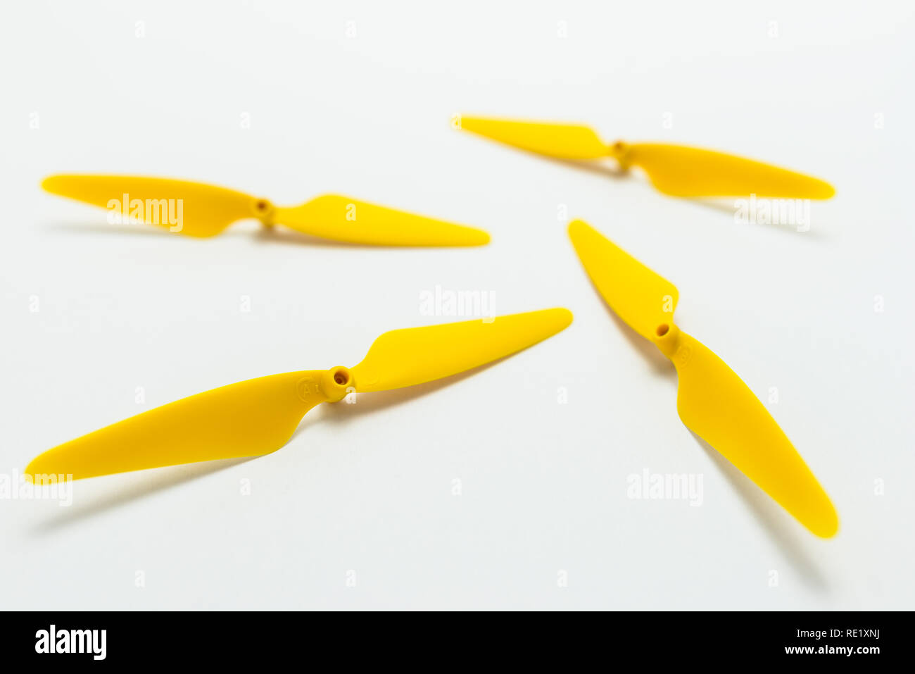 Gelb, Kunststoff Propeller für ein quadcopter Drone, auf weißem Hintergrund. Stockfoto