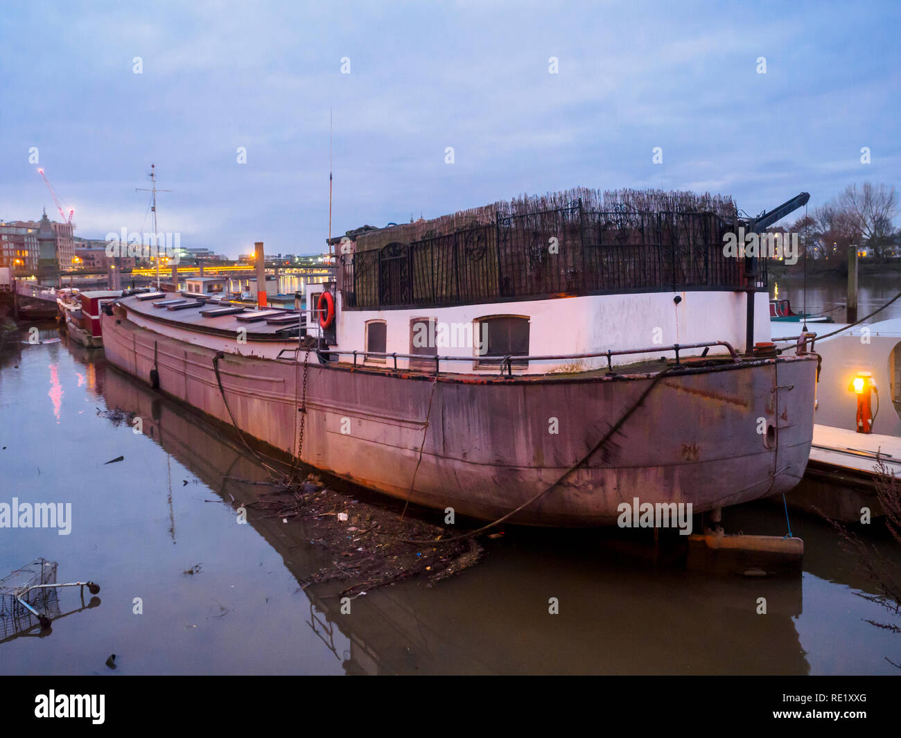 Schiff auf der Themse in der Nähe von Fulham - London, England Stockfoto