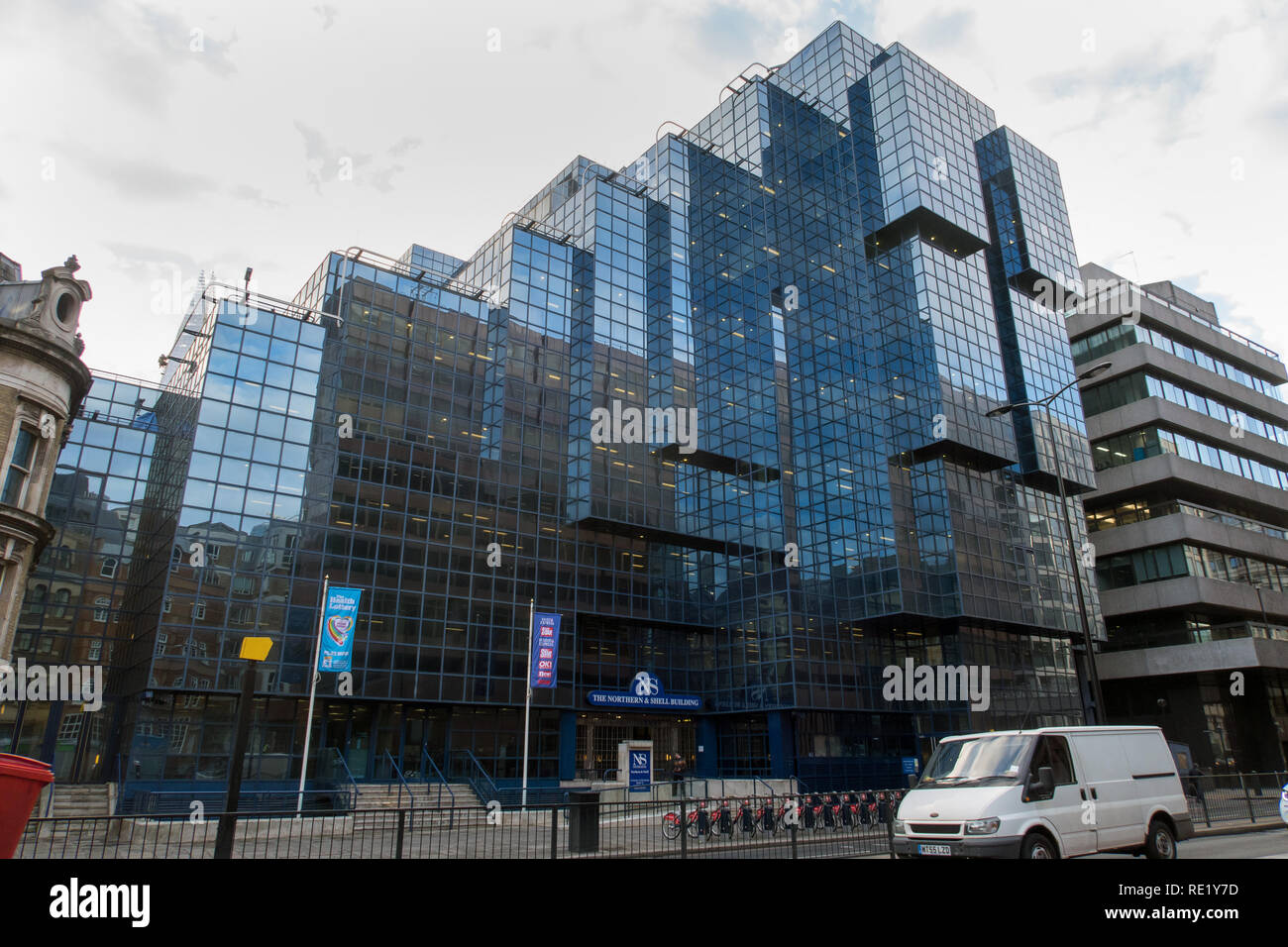 Northern & Shell Gebäude auf Lower Thames Street, London ist die Heimat für Zeitungen und Zeitschriften einschließlich der Daily Express, Sonntag Express, Daily Star ein Stockfoto