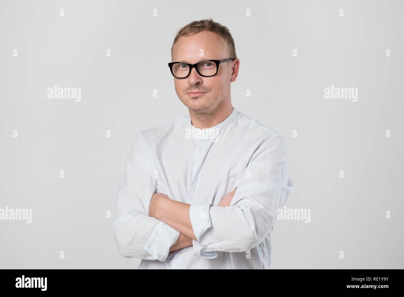 Zuversichtlich in reifer Mann mit Brille weißes T-Shirt an Kamera suchen Stockfoto