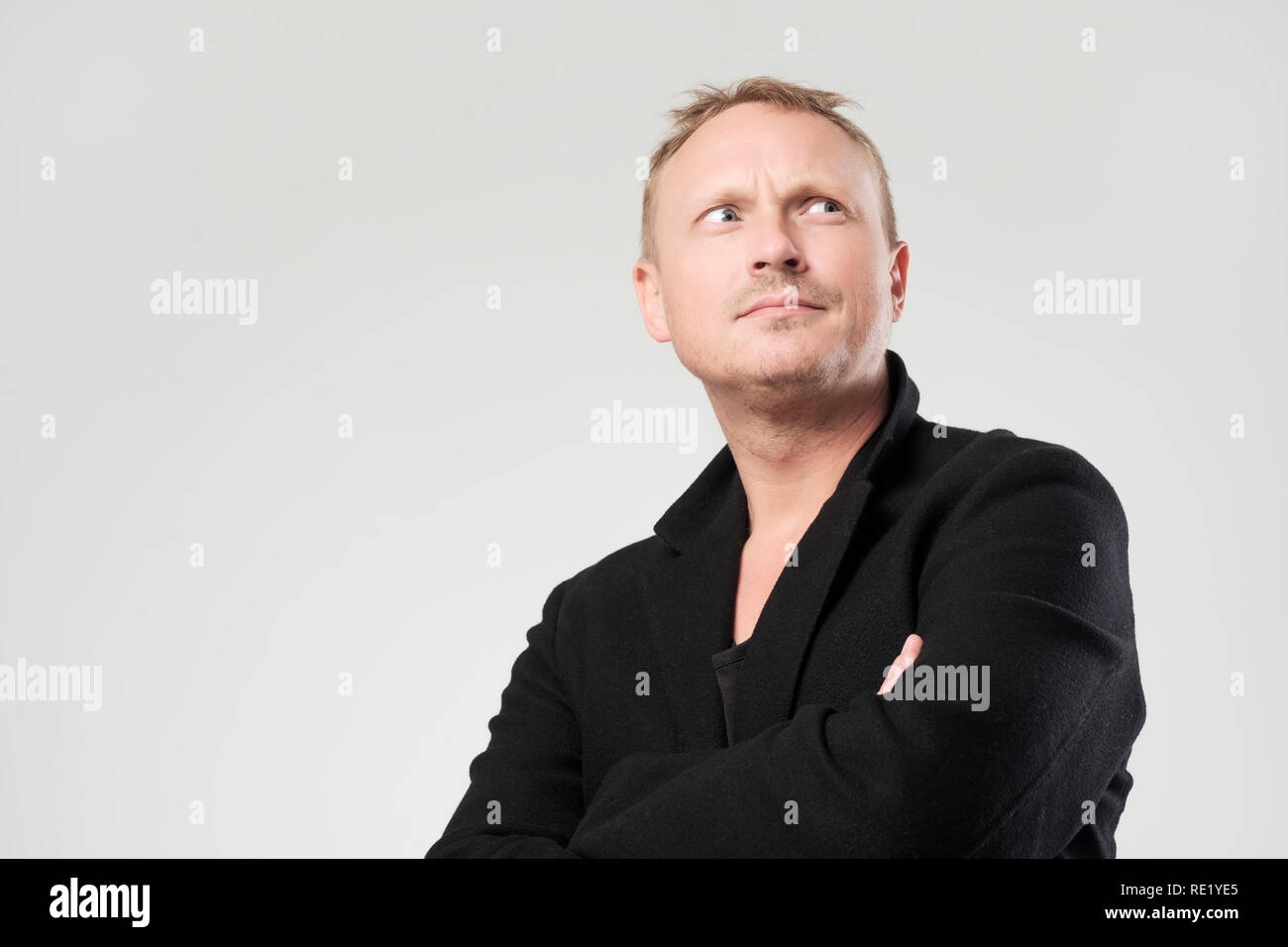 Düstere reifer Mann in schwarzer Kleidung suchen. Stockfoto