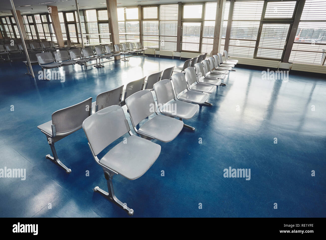 Flughafen leer Wartezimmer mit einem blauen Boden. Stockfoto