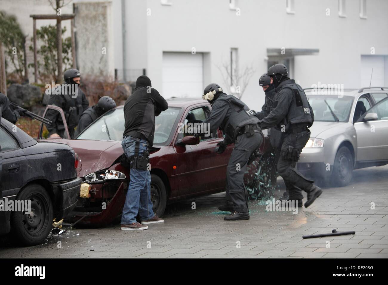 Polizei Special Task Forces, SEC, während eine praktische Probe, 2 Täter Erfassung in einem Auto, Düsseldorf Stockfoto