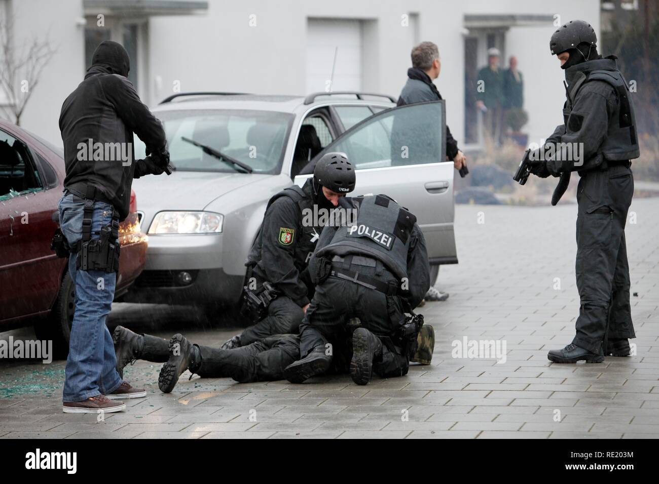 Polizei Special Task Forces, SEC, während eine praktische Probe, 2 Täter Erfassung in einem Auto, Düsseldorf Stockfoto