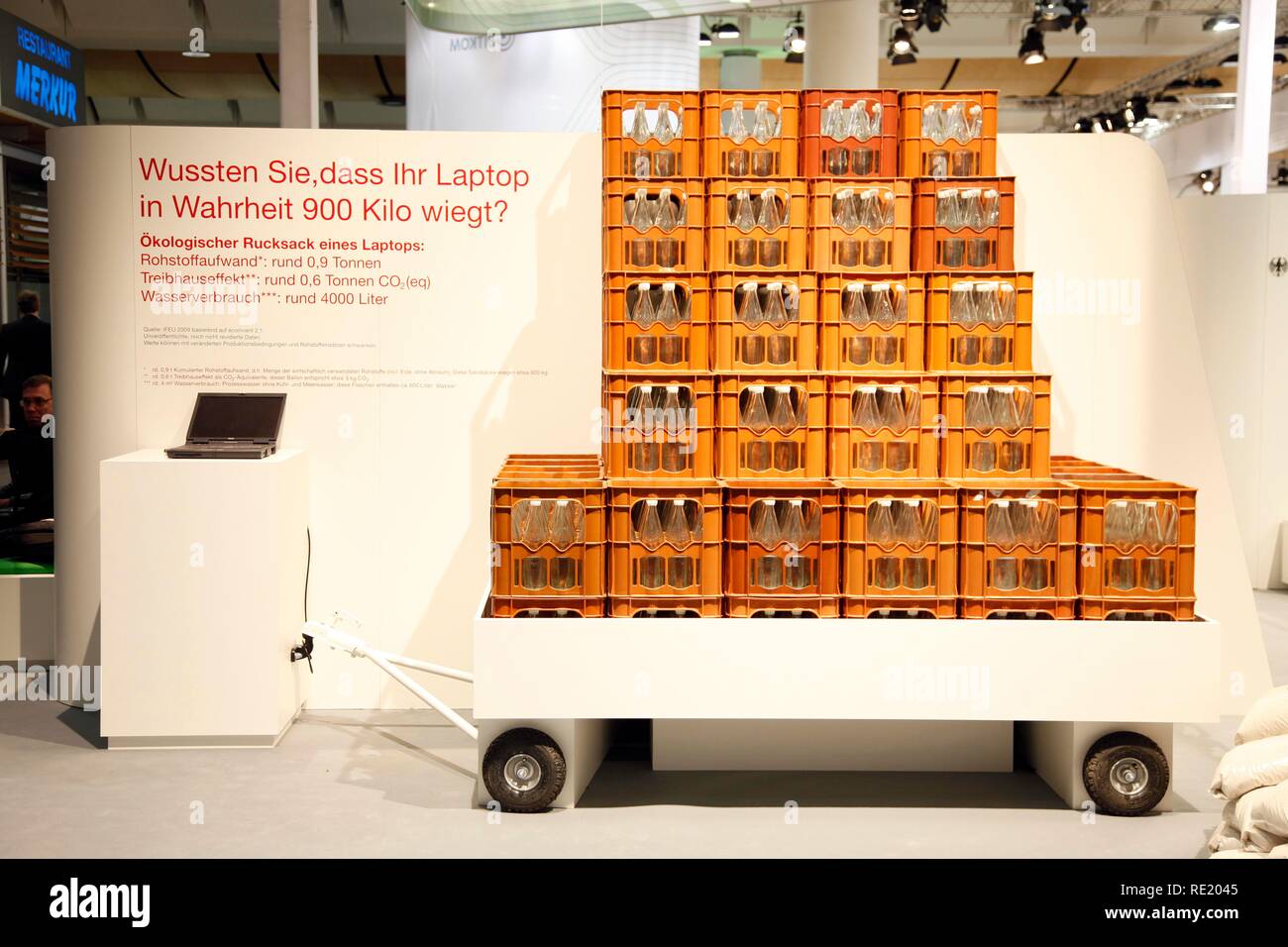Green-IT-Halle, symbolische Darstellung des ökologischen Gleichgewichts in einem Laptop, Umweltbundesamt Stockfoto