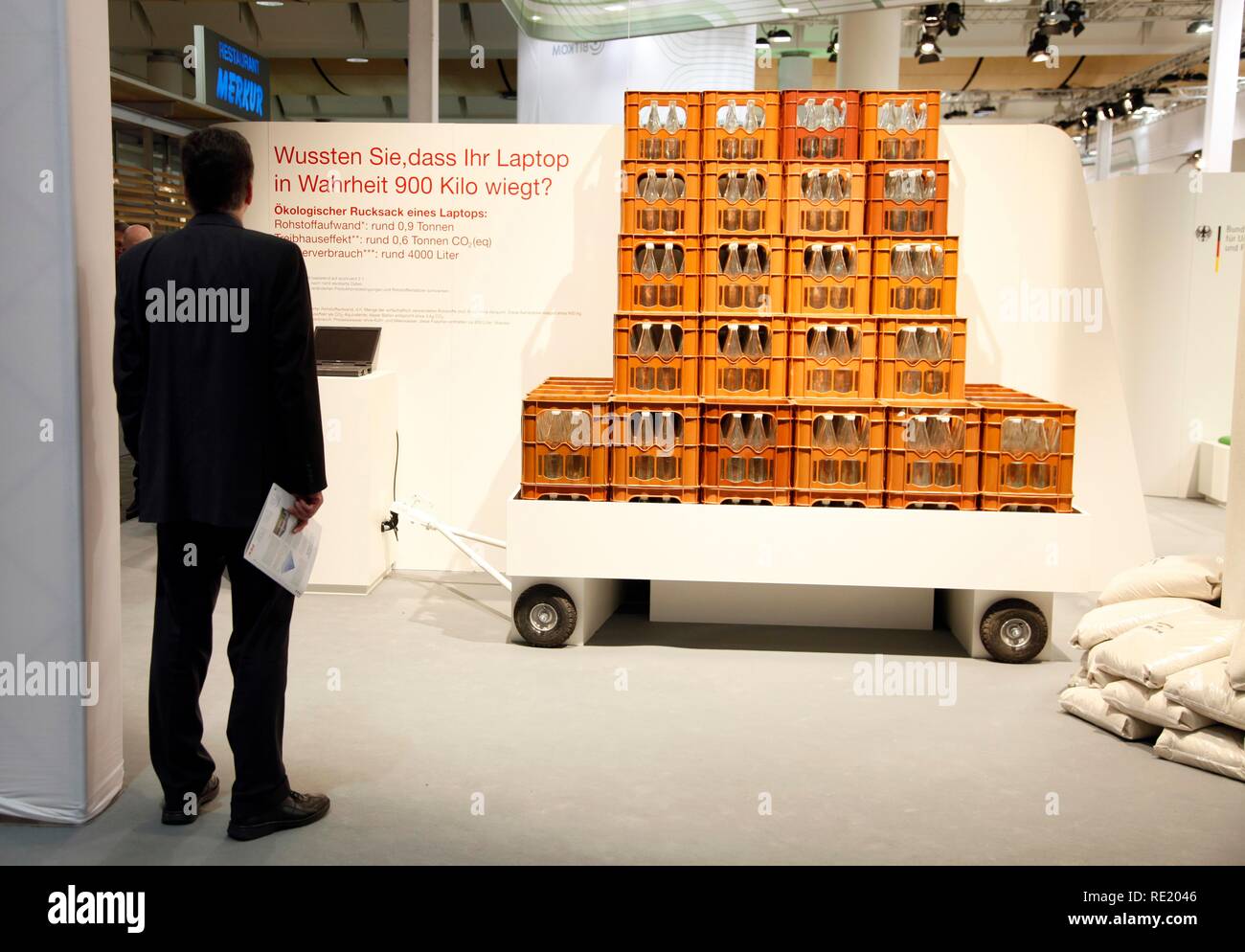 Green-IT-Halle, symbolische Darstellung des ökologischen Gleichgewichts in einem Laptop, Umweltbundesamt Stockfoto