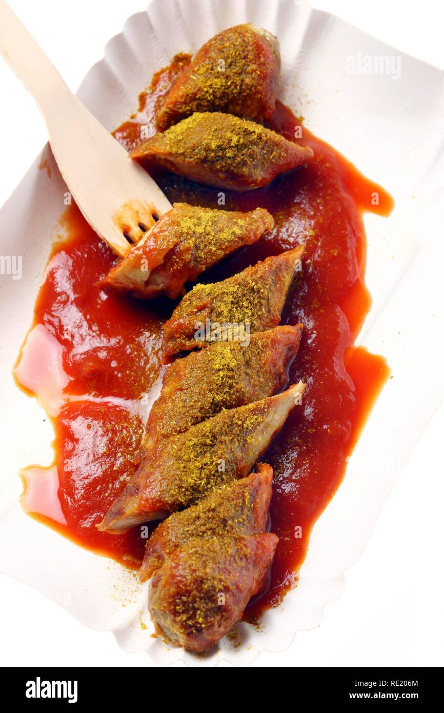 Currywurst mit Curry Sauce auf einer Platte, heiße Wurst aus Schweinefleisch Stockfoto