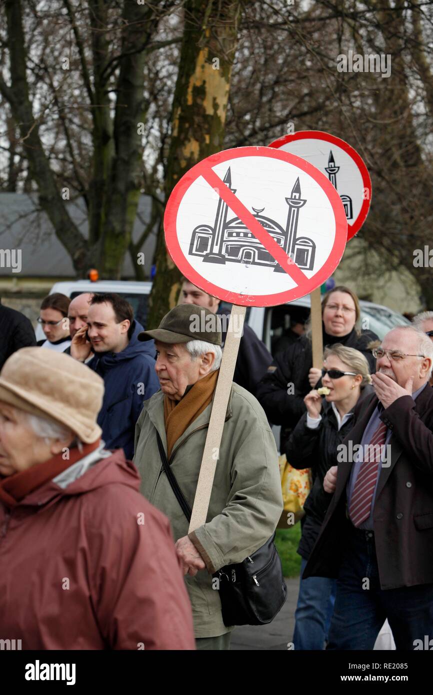 Kundgebung der NPD und der rechtsextremen Bewegung Pro NRW außerhalb der Merkez Moschee, Duisburg-Marxloh, Nordrhein-Westfalen Stockfoto