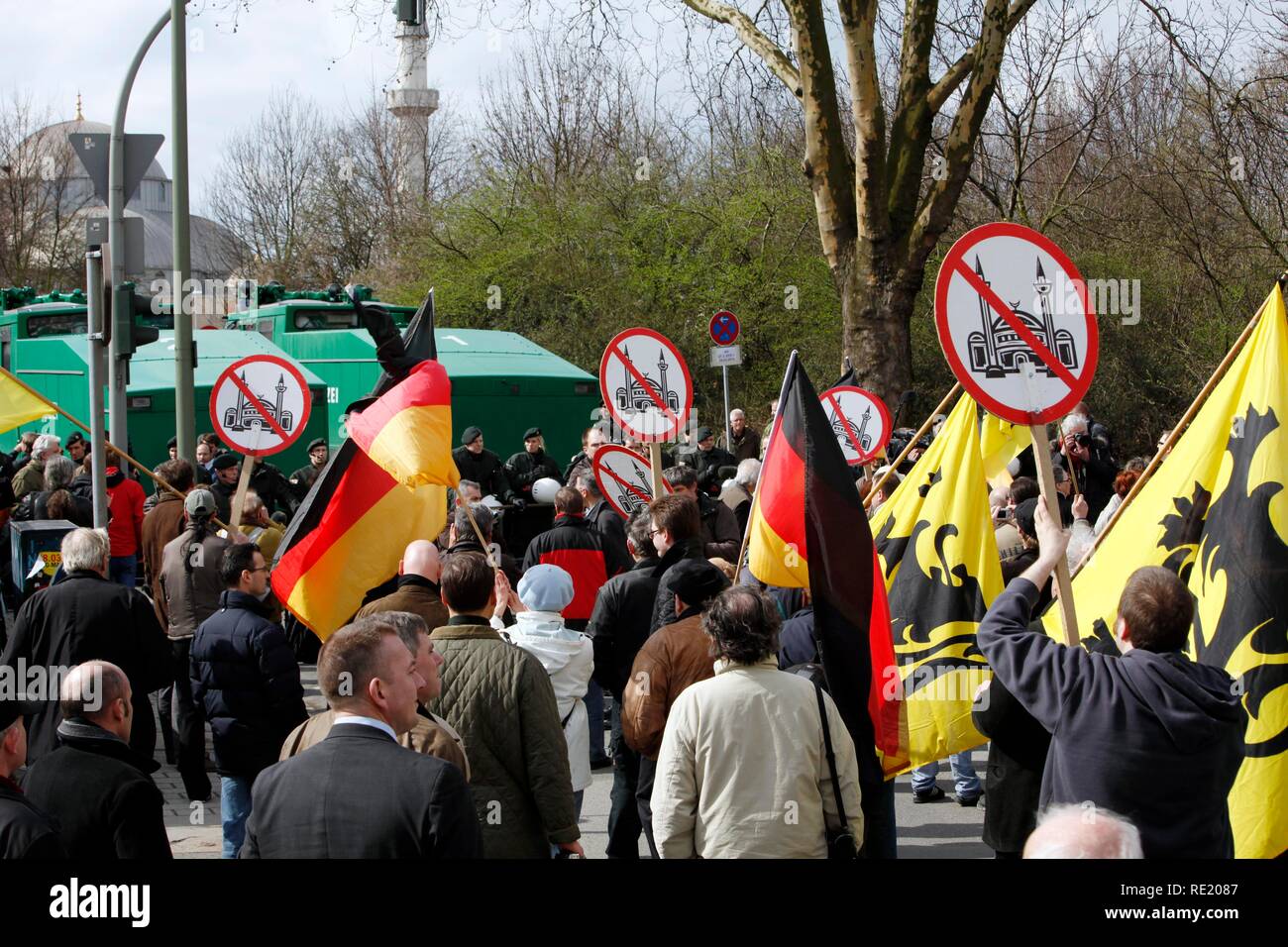 Kundgebung der NPD und der rechtsextremen Bewegung Pro NRW vor der Merkez Moschee in Duisburg-Marxloh Stockfoto