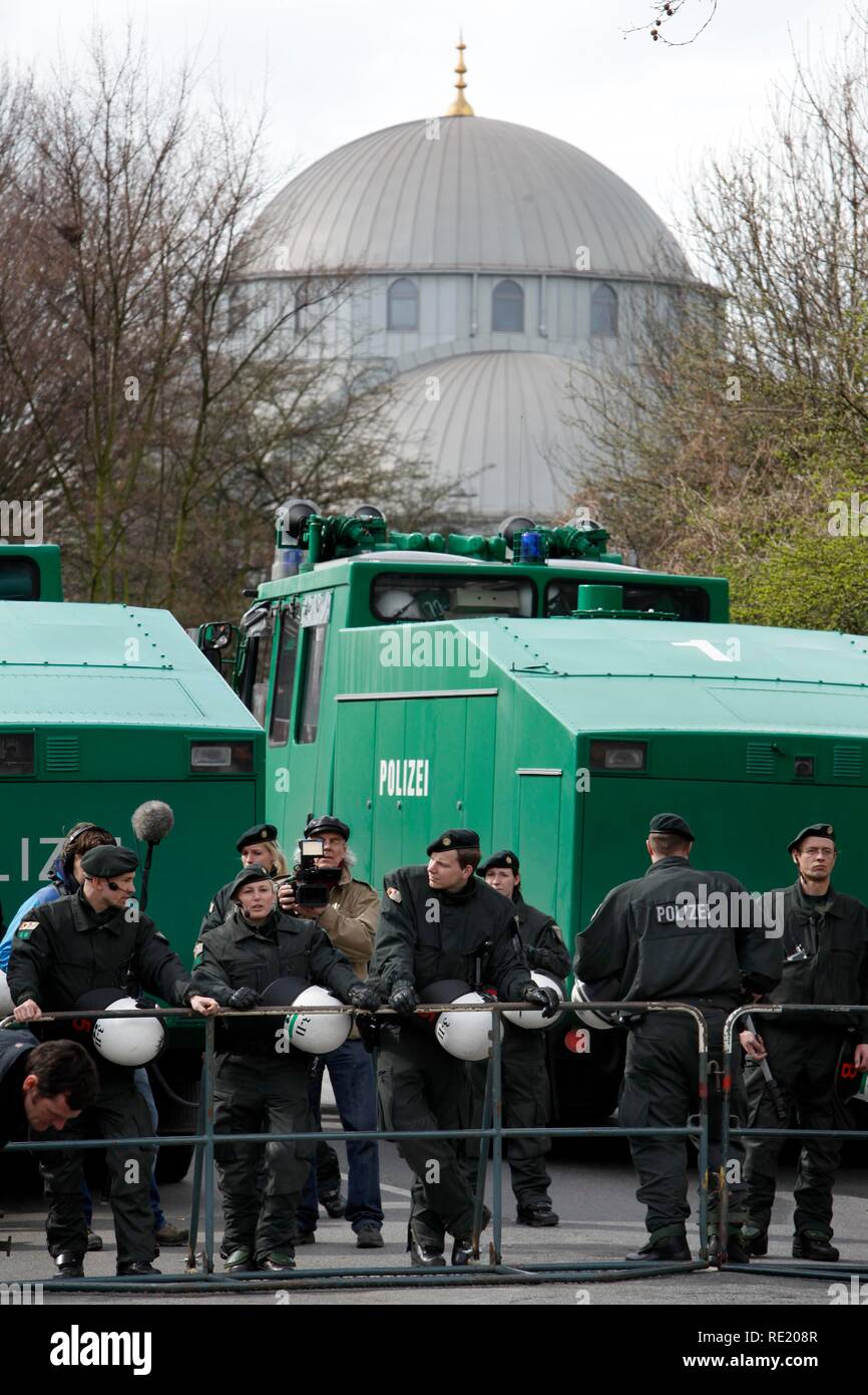 Polizei cordon Schutz der Merkez Moschee während einer Messe Gegendemonstration gegen eine Kundgebung der NPD und der Stockfoto