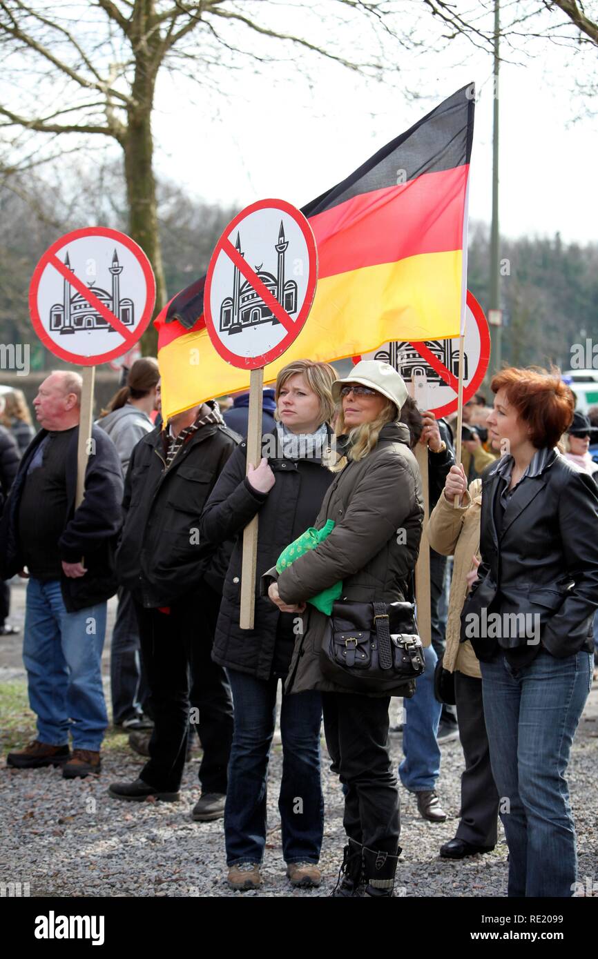 Kundgebung der rechtsextremen NPD und die rechtsextreme Bewegung Pro NRW außerhalb der Merkez Moschee in Duisburg-Marxloh Stockfoto