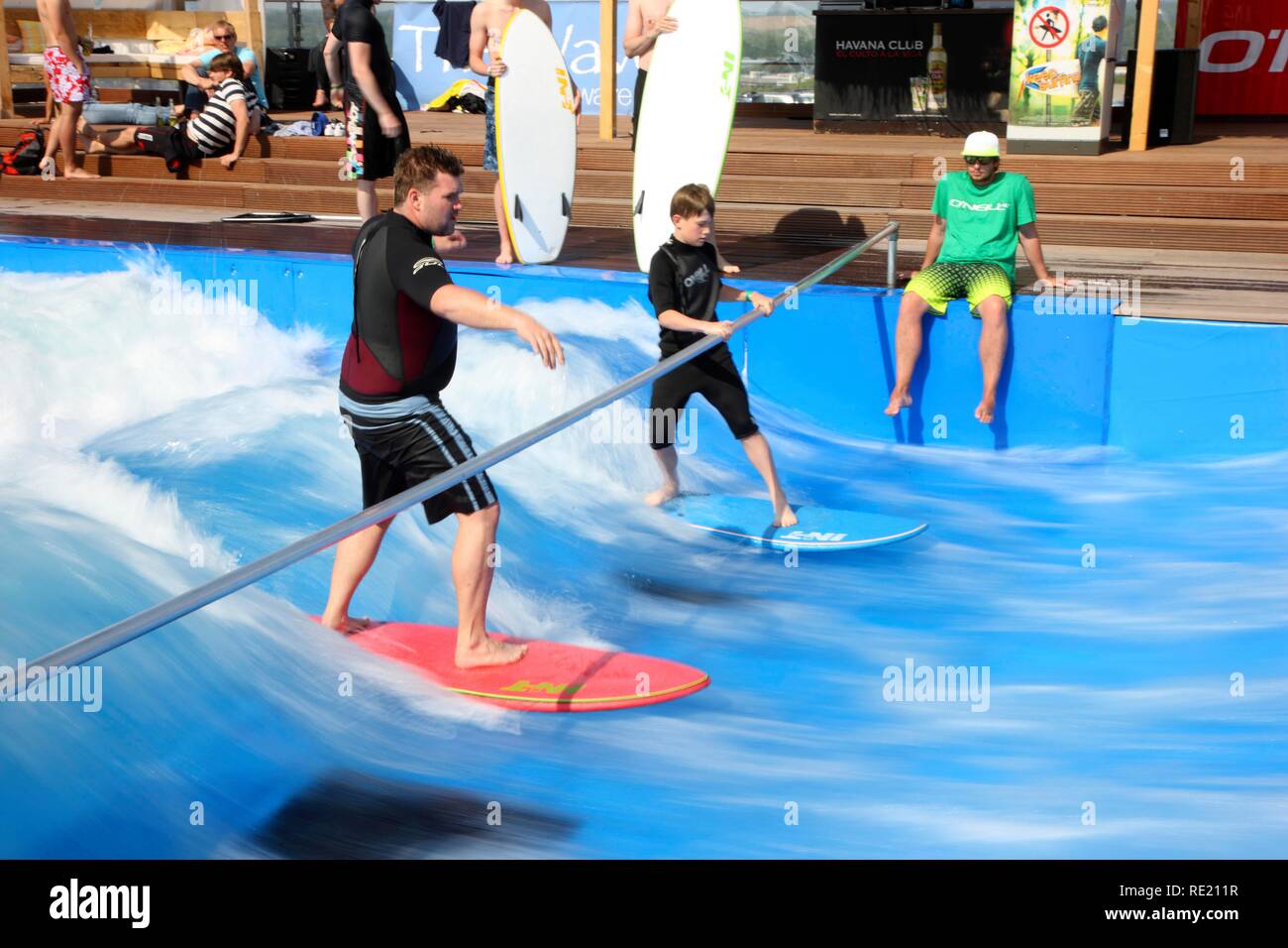 Die Welle, künstliche Surf Wave, Alpin Center Bottrop, Ruhrgebiet, Nordrhein-Westfalen Stockfoto