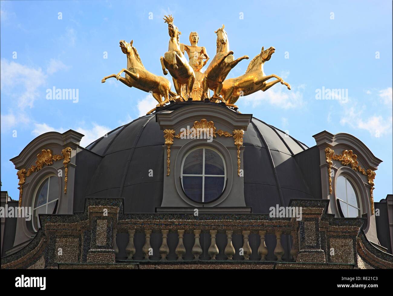 Goldene Quadriga durch eine torchbearing Apollo, Detail der Sonnentempel in der Einsiedelei Palace in Bayreuth angetrieben Stockfoto