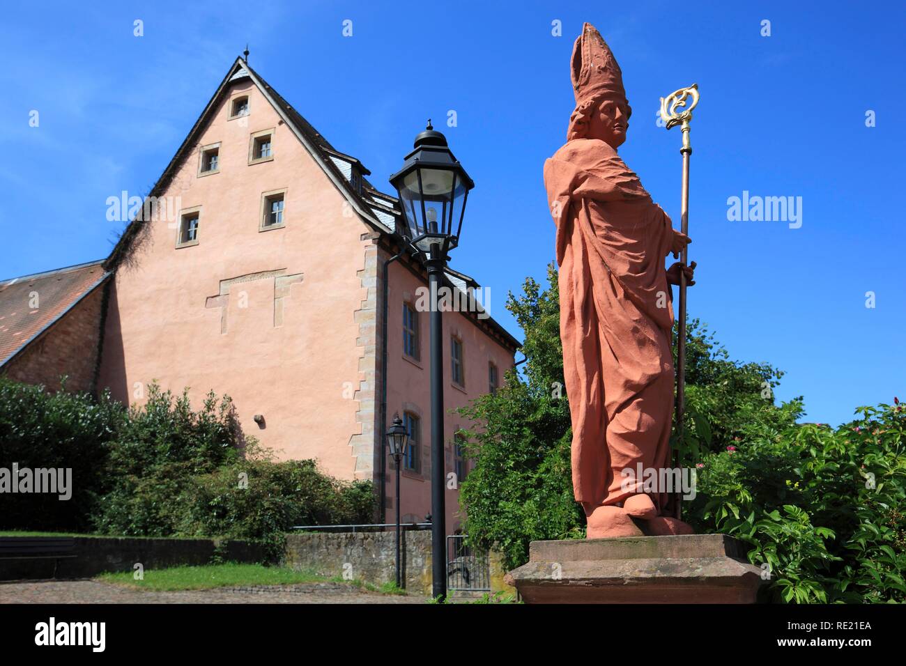 Bischof Statue auf die Kirche von St Martin's Church, vor dem Alten Schloss, Bad Orb, Main-Kinzig-Kreis, Hessen Stockfoto