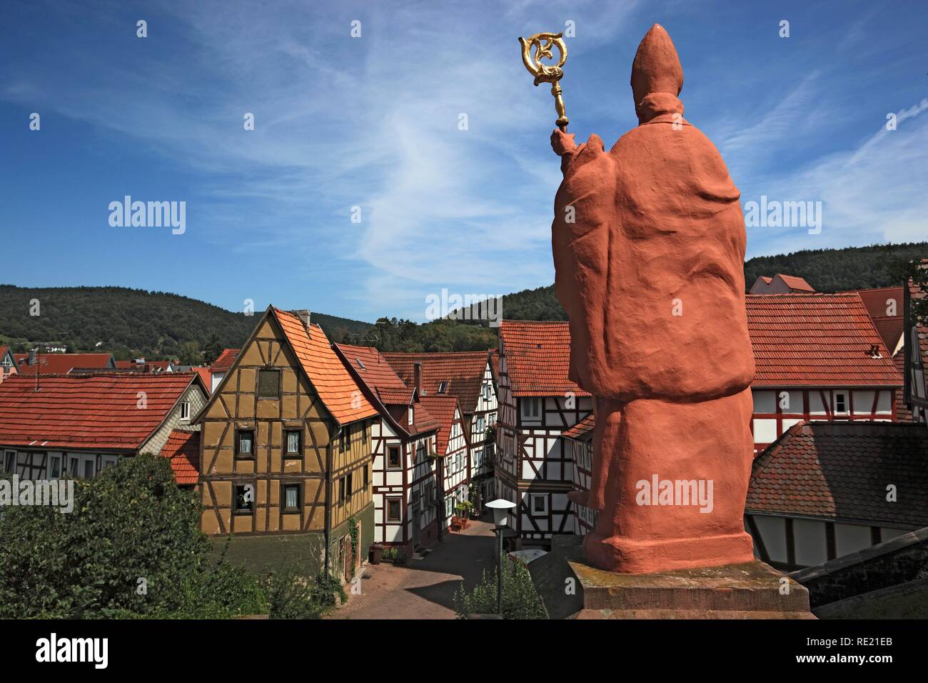 Bischof Statue auf die Kirche von St Martin's Church, Bad Orb, Main-Kinzig-Kreis, Hessen Stockfoto