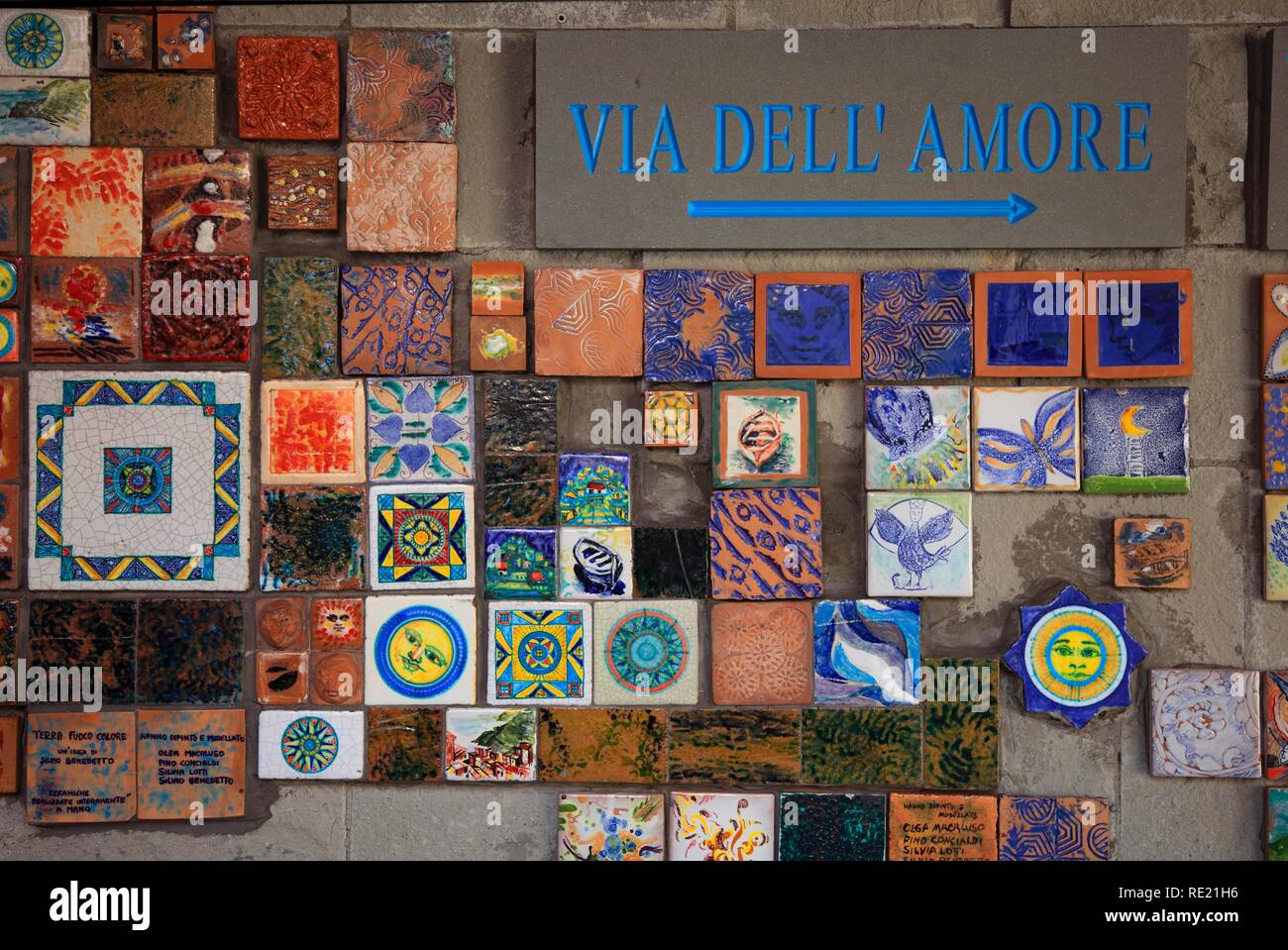 Wegweiser zum Via dell'Amore am Bahnhof von Riomaggiore, Region Cinque Terre, Ligurien, Italien, Europa Stockfoto