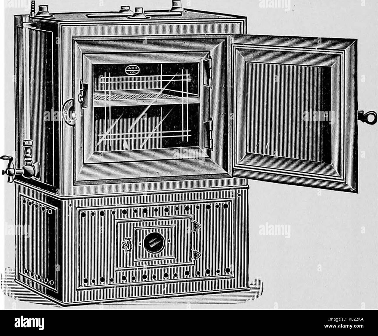 . Pharmazeutische Bakteriologie, mit besonderem Bezug auf die Desinfektion und Sterilisation. Die Bakteriologie. 46 PHARMAZEUTISCHE BAKTERIOLOGIE. Mix Zutaten in einen Reiskocher und kochen für eine halbe Stunde rühren, Fre- gen; neutralisieren und Filter. Dies bildet eine sehr effiziente Kultur Medium für die meisten Bakterien, und klar ist und bleibt bei normalen Temperaturen. Es ist jedoch zu berücksichtigen, dass Häufiger oder längerer Heizung neigt, Gelatine dauerhaft zu verflüssigen. Abb. 22.- Dies ist eine Kupfer doppelwandige Inkubator bedeckt mit nicht-leitenden Material und ein Wasserstandsanzeiger, tubulation Stockfoto