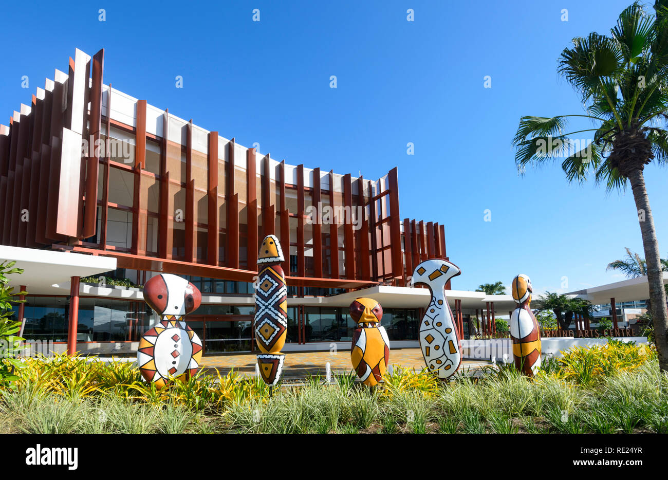 Farbenfrohe Skulpturen außerhalb der Cairns Performing Arts Centre, Cairns, Far North Queensland, Queensland, FNQ, Australien Stockfoto