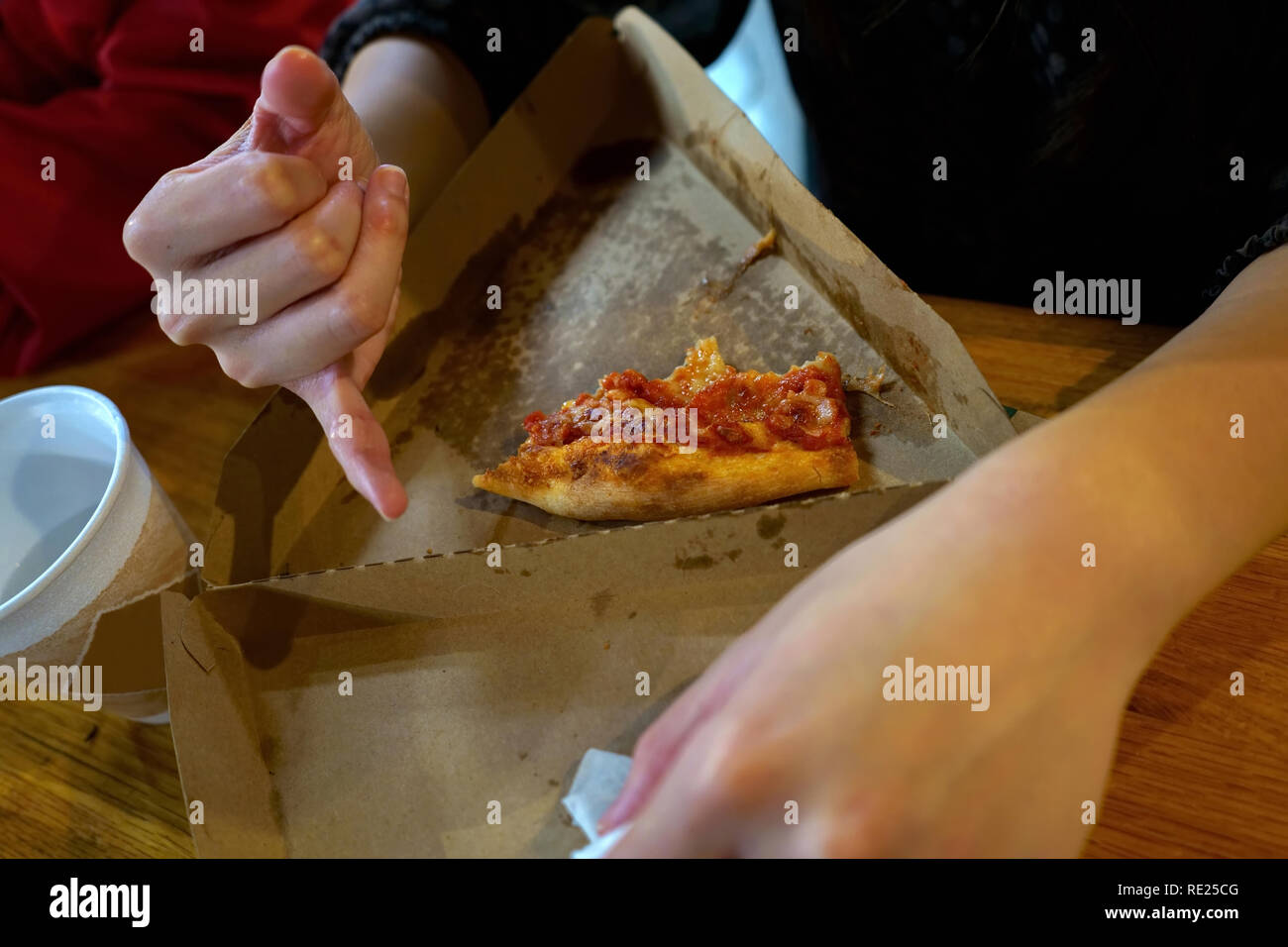Restaurant Kunde Finishing, das Stück Pizza. Stockfoto
