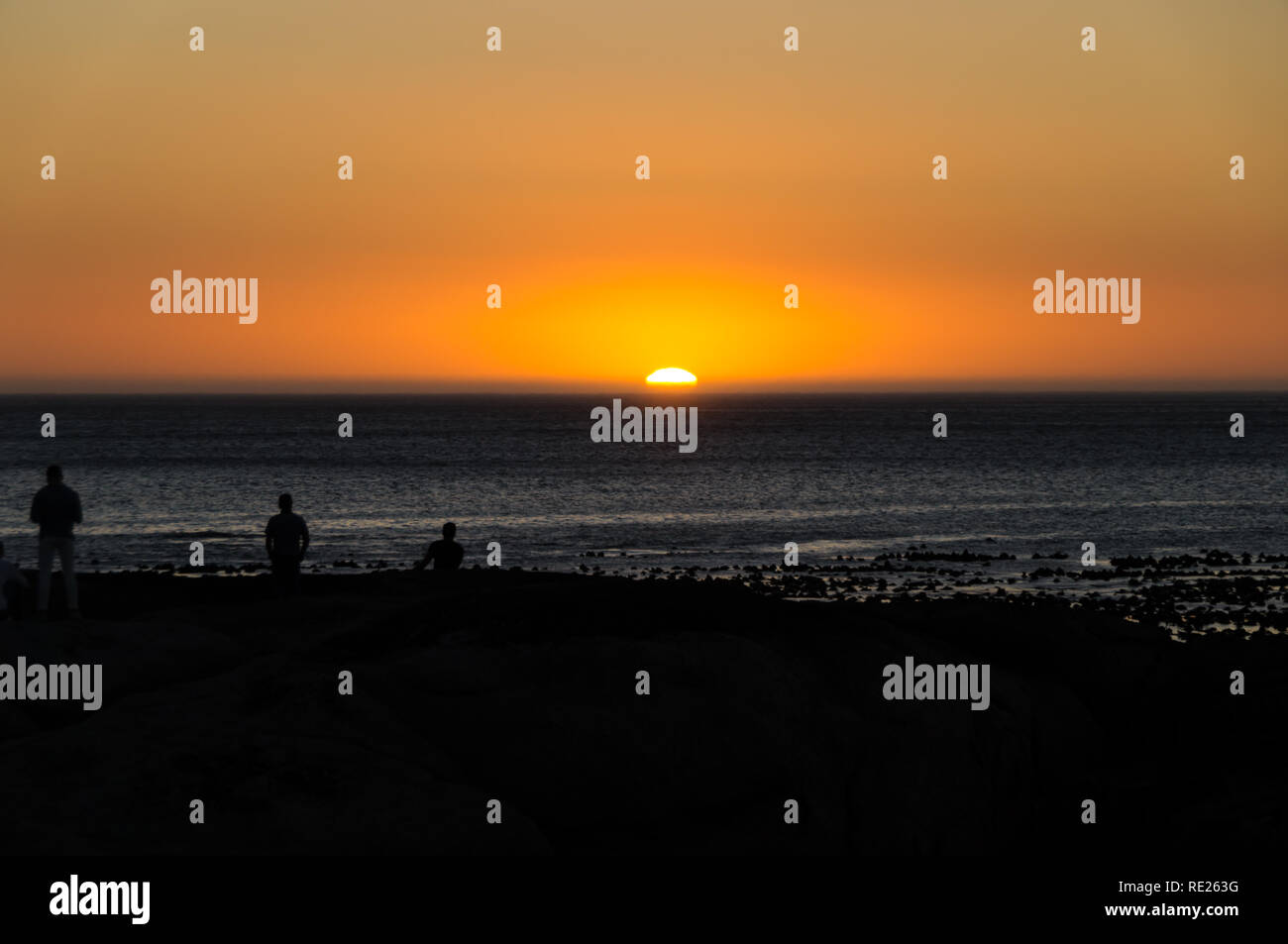 Sonnenuntergang über dem Meer, die afrikanische Küste. Stockfoto