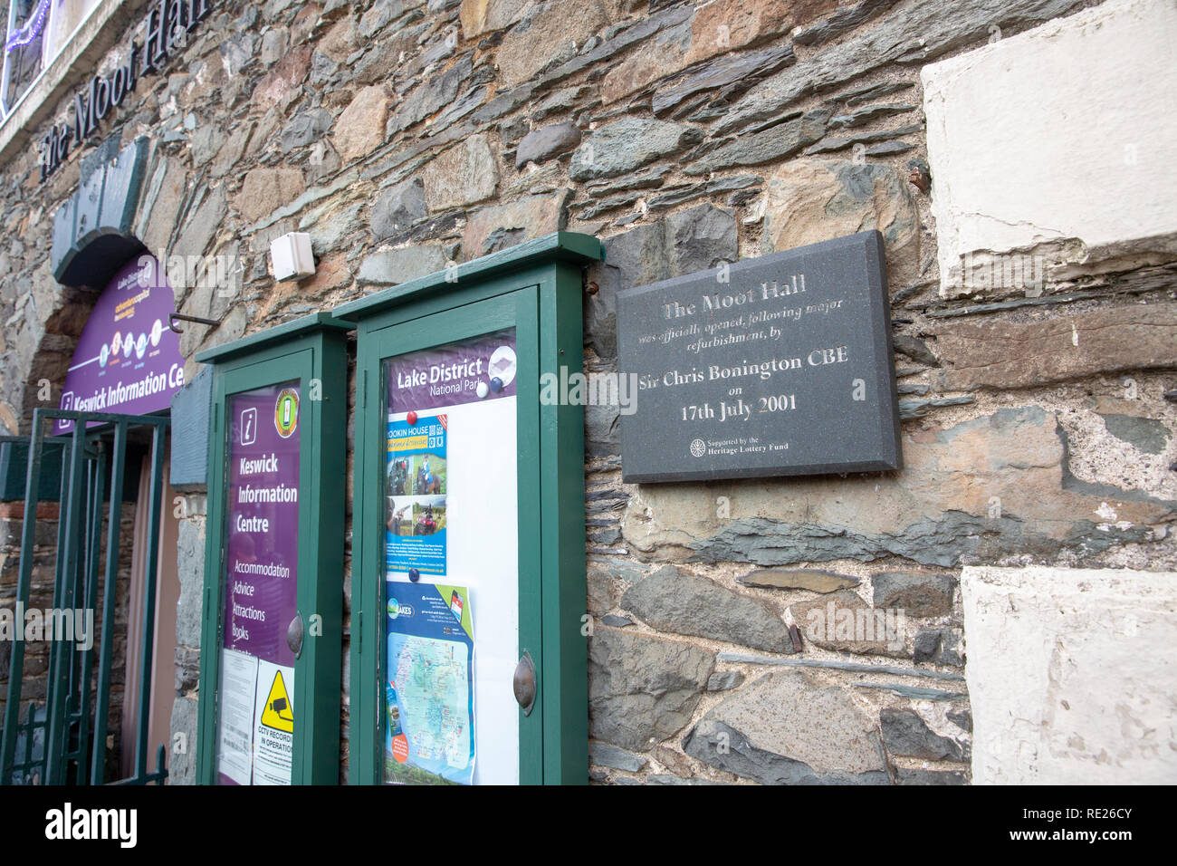 Moot Hall im Stadtzentrum von Keswick, offizielle Eröffnungstafel für Moot Hall, eröffnet von Sir Chris Bonington, Cumbria, England, Großbritannien Stockfoto