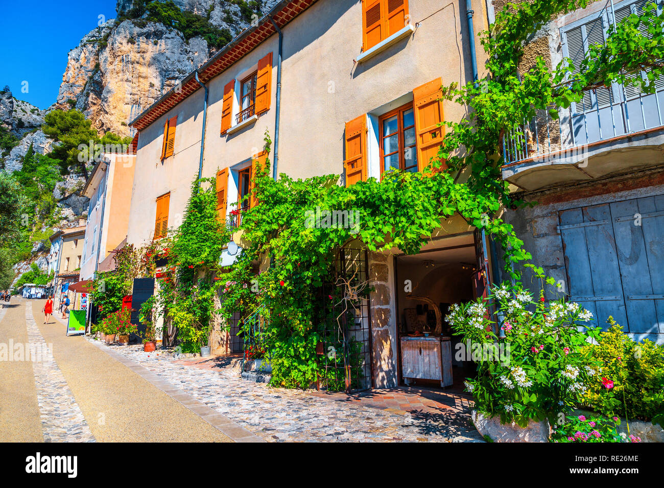 Atemberaubende beste Dorf Reiseziel in der Provence. Cute traditionellen Provence Häuser, dekoriert mit tollen mediterranen Blumen, Moustiers Stockfoto