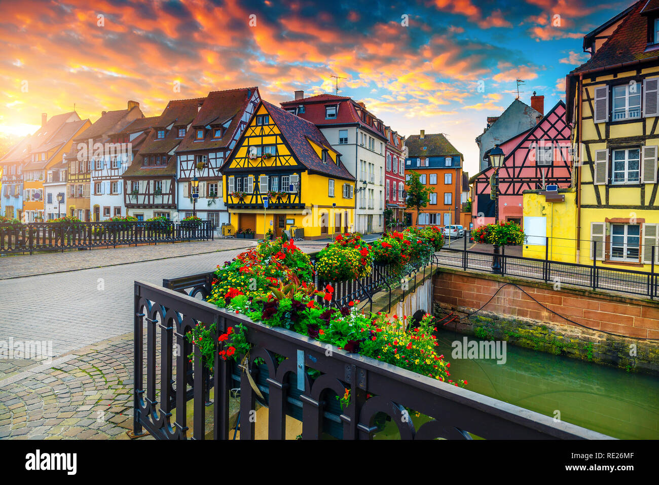 Berühmte Ausflugsort und Reiseziel. Wunderbarer Blick auf die Straße mit bunten Gebäuden und Blumen, Colmar, Frankreich, Europa Stockfoto