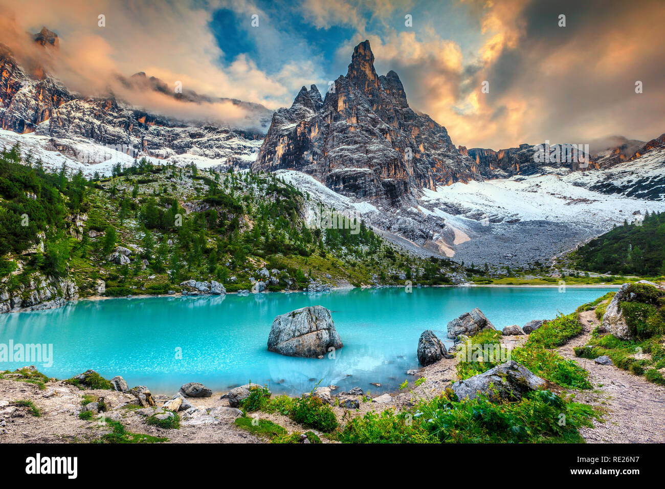 Wunderbar Wandern, Fotografieren und Erholung. Berühmten See Sorapis mit hohen schneebedeckten Berge bei Sonnenuntergang, Dolomiten, Italien, Europa Stockfoto