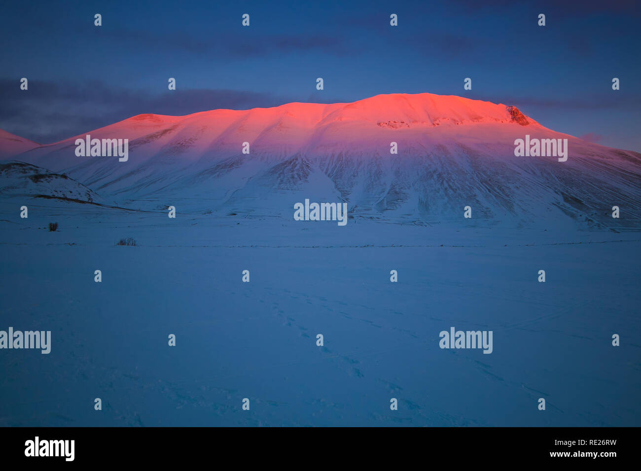 Panoramablick auf vettore Berg bei Dämmerung mit Schnee im Nationalpark Monti Sibillini Stockfoto