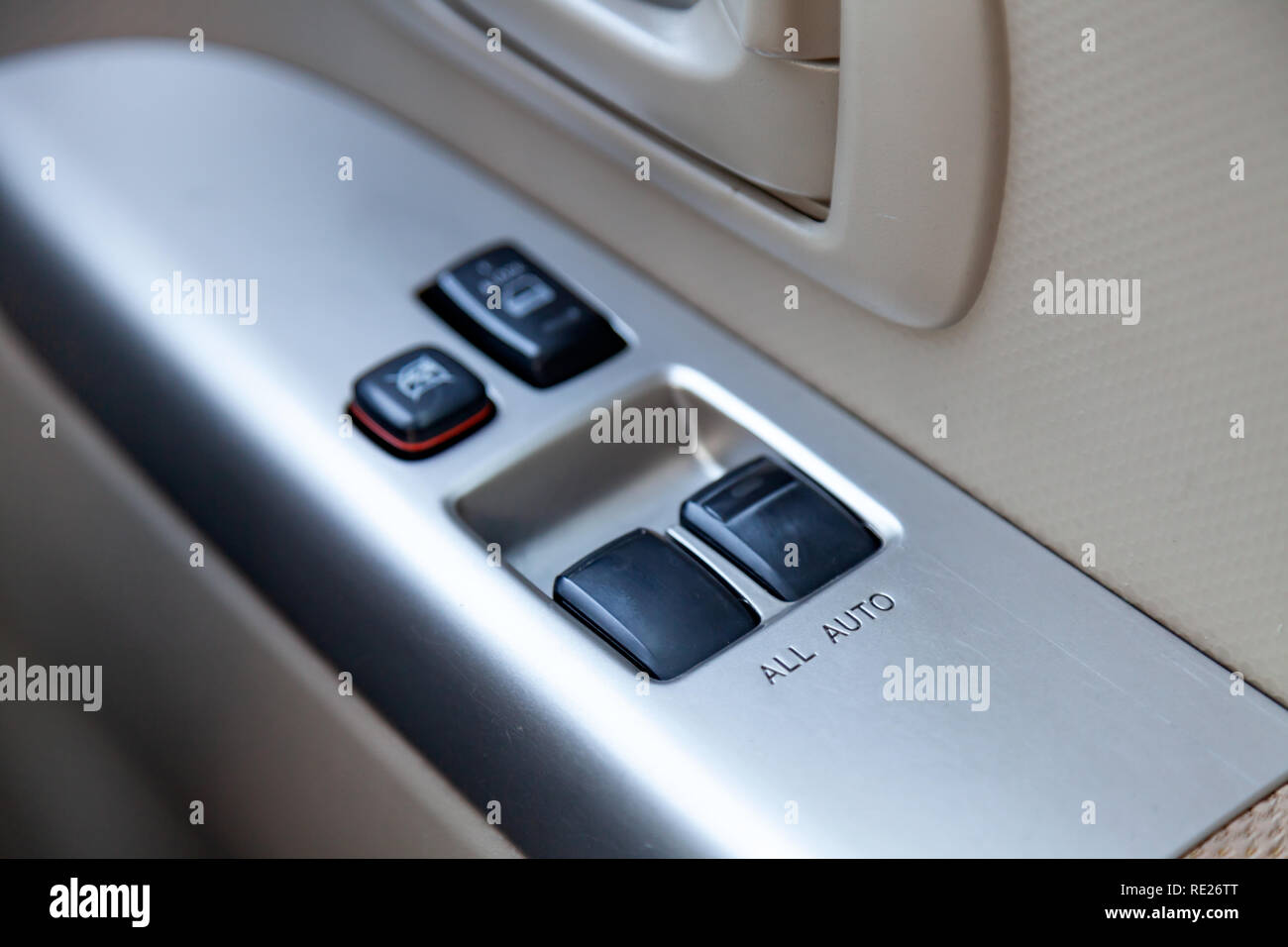 Steuertasten für automatische Öffnung der Auto Fensterheber und  Zentralverriegelung auf einer Fahrzeugtür Stockfotografie - Alamy