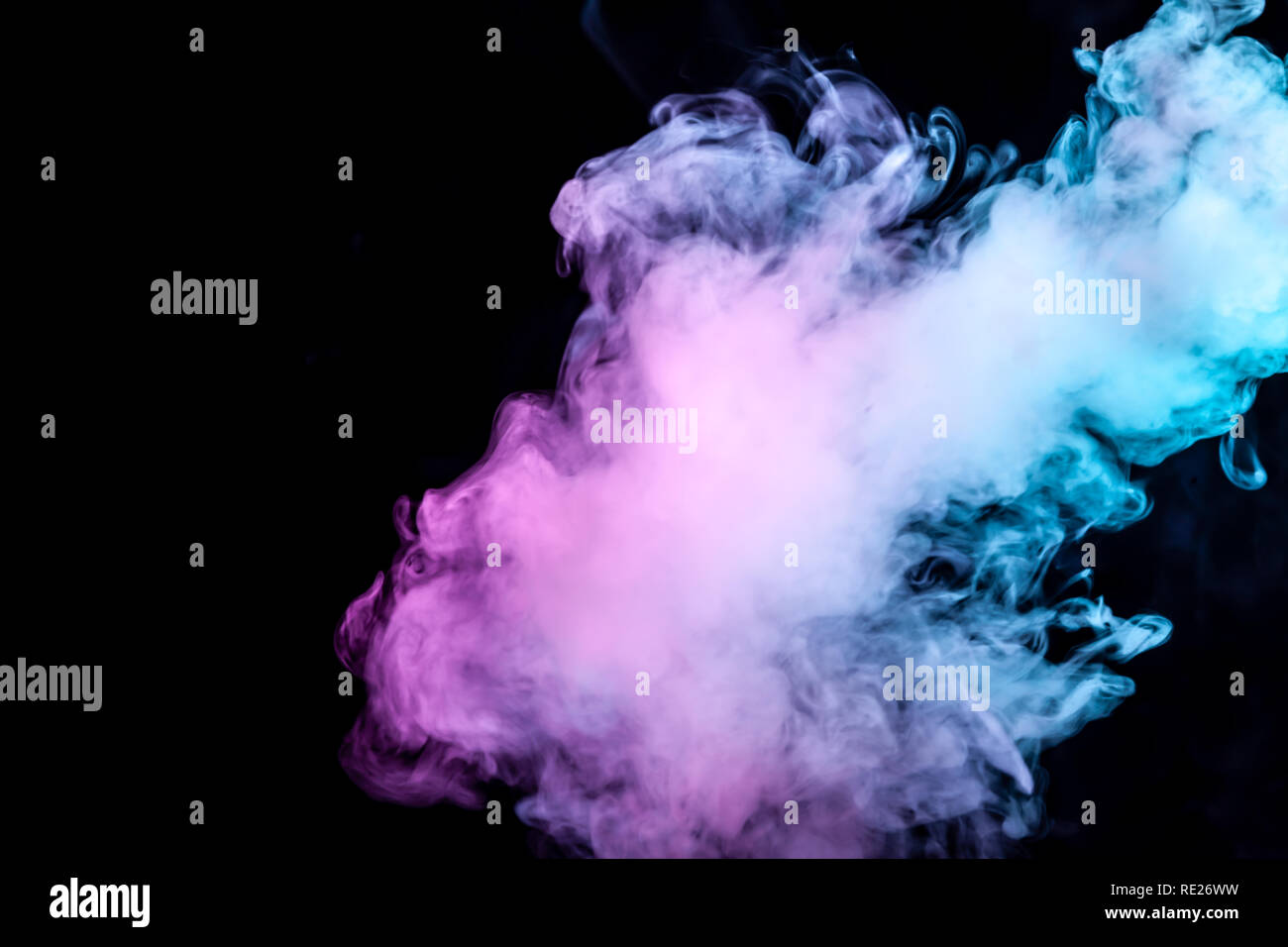 Wolken von isolierten farbigen Rauch: Blau, Rot, Grün, Rosa; Scrollen auf einem schwarzen Hintergrund in der Dunkelheit. Stockfoto