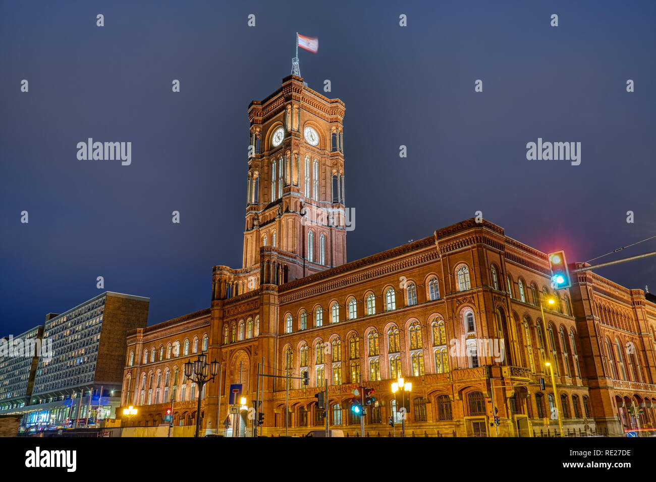 Das Rote Rathaus von Berlin bei Nacht Stockfoto