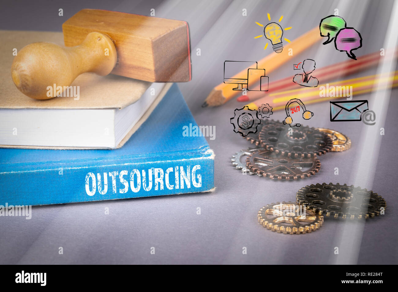 Outsourcing Konzept. blaue Buch auf einem grauen Büro Tabelle Stockfoto