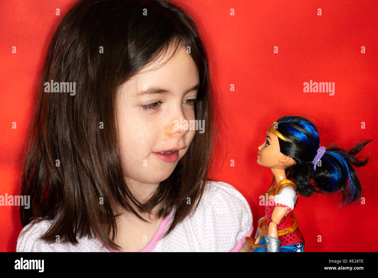 Junge Mädchen spielen mit Wonder Woman doll Stockfoto