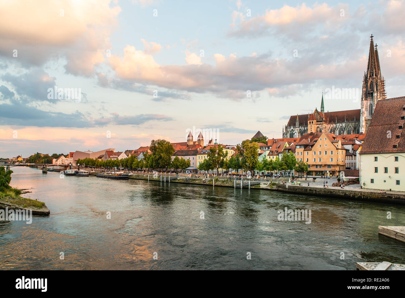 Landschaft mit Blick auf die Altstadt von Regensburg. Mittelalterliche