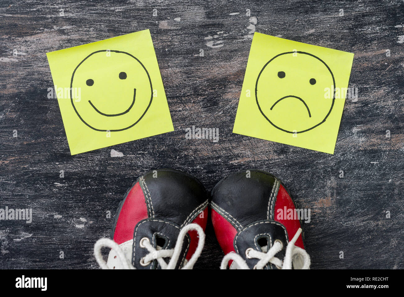 Wahl - Happy Smileys oder unglücklich. Sneakers, bevor Sie sich entscheiden. Stockfoto
