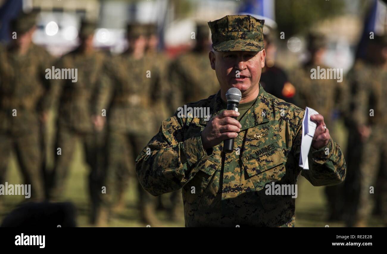 Us Marine Corps Col. Ricardo Martinez, die Station kommandierenden Offizier, Adressen Teilnehmer während der Kuchen schneiden Zeremonie an der Marine Corps Air Station Yuma, Ariz., Nov. 10, 2016. Die einheitliche Pageant und Kuchen Cutting sind jährliche Traditionen hielt das Marine Corps Geburtstag, Ehre Marines der Vergangenheit, Gegenwart und Zukunft zu feiern und die Weitergabe der Tradition von einer Generation zur nächsten bedeuten. Stockfoto