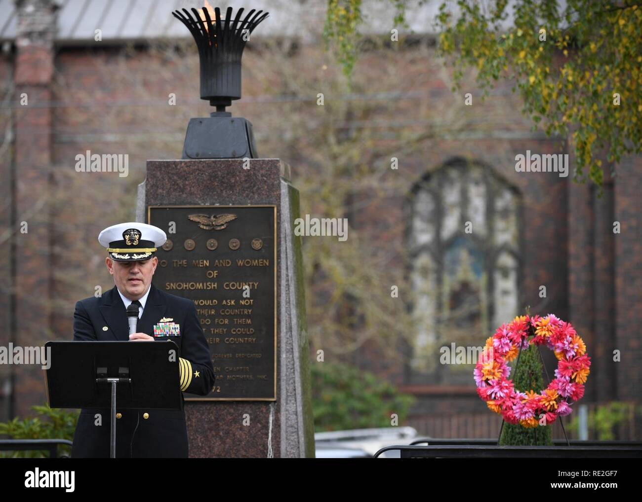 EVERETT, Washington (Nov. 11, 2016) Kapitän Mark A. Lakamp, die Naval Station Everett's kommandierenden Offizier, spricht während Tag Zeremonie der jährlichen Snohomish County Courthouse Das ewige Flamme's Memorial Veteran in Everett. Die Zeremonie begann 1972, als die Immergrünen Kapitel American Gold Star Mütter, Inc. die ewige Flamme zu den Veteranen der Snohomish County. Stockfoto