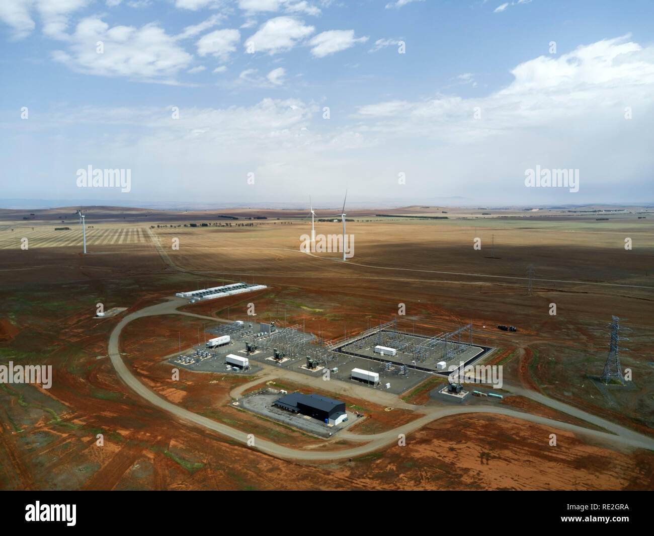 Luftaufnahme einer Industrieanlage mit Windturbinen in einer ländlichen Landschaft unter klarem Himmel Stockfoto