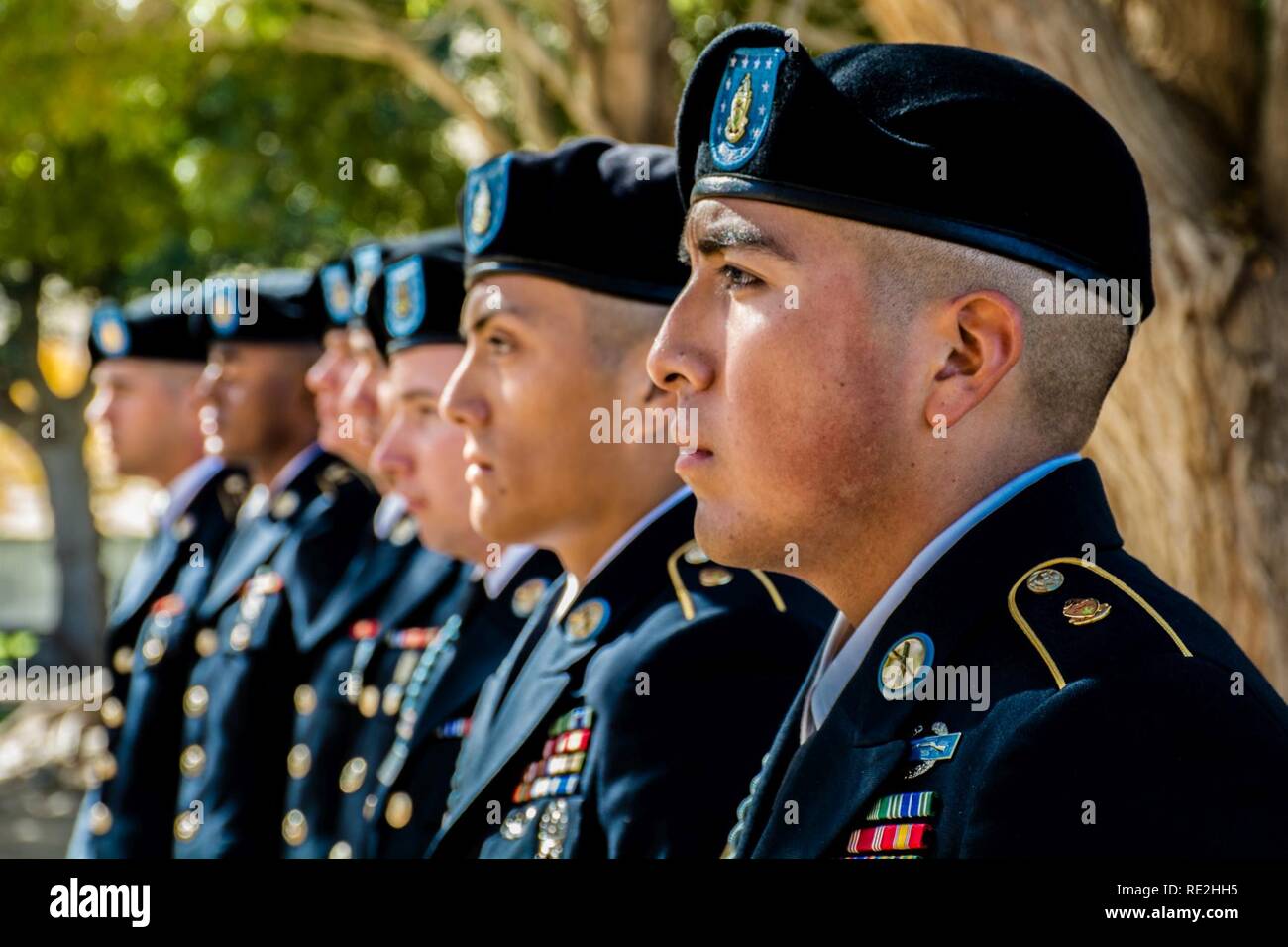 HESPERIA, Kalifornien, - das Hesperia und Park-bezirk Gastgeber eines Veterans Day Zeremonie im Hesperia Lake Park, 11. November 2016. Us-Armee Oberstleutnant Christopher Danbeck, Commander, 1.Staffel, 11 gepanzerte Kavallerie Regiments, diente als einer der Gastredner für die Zeremonie. Abschlussveranstaltung des Tages, eine ehrengarde von einer Truppe, 1 Sqdn, 11. ACR erzeugt eine 21-gun Salute in memoriam und Gedenken an die Männer und Frauen, die gedient haben, sowohl in die Vergangenheit und Gegenwart. Stockfoto