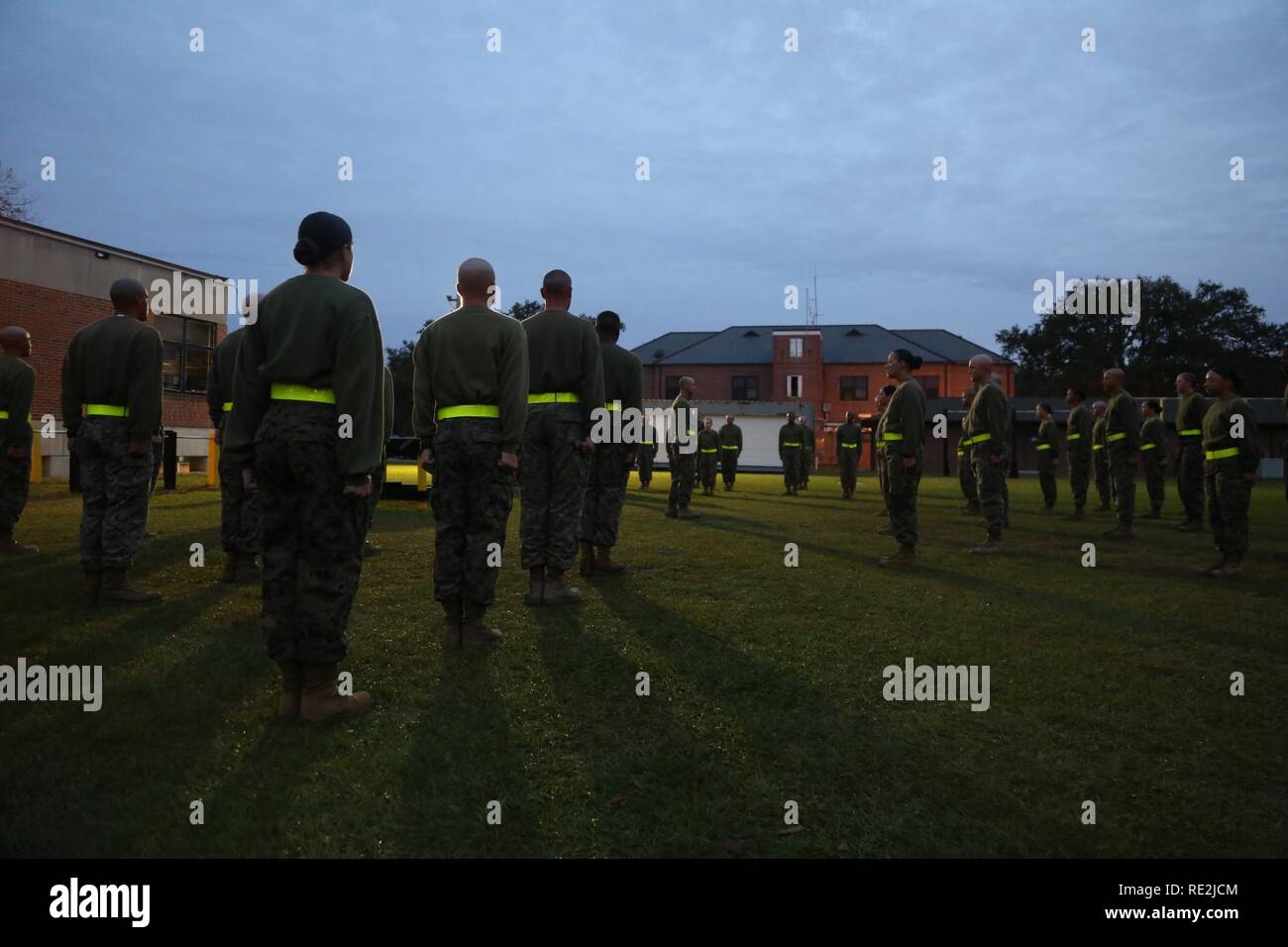 Us Marine Corps drill instructor Schule Klasse 1-17, Marine Corps Recruit Depot Parris Island (MCRDPI), körperliches Training Verhalten auf der drill instructor Schule auf MCRDPI am 9. November 2016. Irish Defence Forces Sgt. Philip Cole besuchte die Klasse ein besseres Verständnis dafür, wie das US Marine Corps führt Werte based training für Rekruten, Offiziere zu gewinnen, und bohren Sie Ausbilder, um zu verbessern, wie die Irish Defence Forces Verhalten gewinnen Ausbildung und um die Beziehungen zwischen den beiden Armeen der Nation zu stärken. Stockfoto