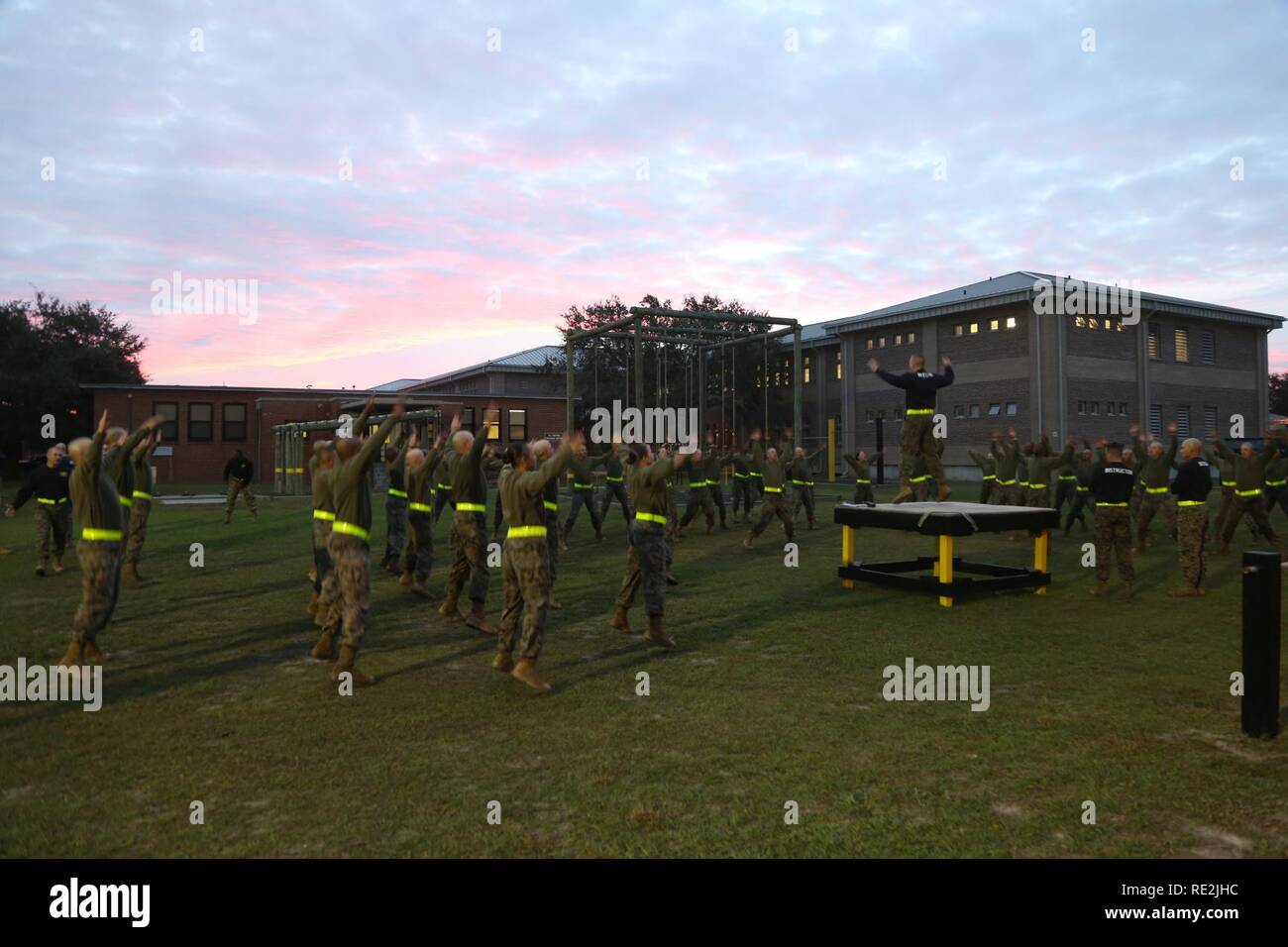 Us Marine Corps drill instructor Schule Klasse 1-17, Marine Corps Recruit Depot Parris Island (MCRDPI), körperliches Training Verhalten auf der drill instructor Schule auf MCRDPI am 9. November 2016. Irish Defence Forces Sgt. Philip Cole besuchte die Klasse ein besseres Verständnis dafür, wie das US Marine Corps führt Werte based training für Rekruten, Offiziere zu gewinnen, und bohren Sie Ausbilder, um zu verbessern, wie die Irish Defence Forces Verhalten gewinnen Ausbildung und um die Beziehungen zwischen den beiden Armeen der Nation zu stärken. Stockfoto