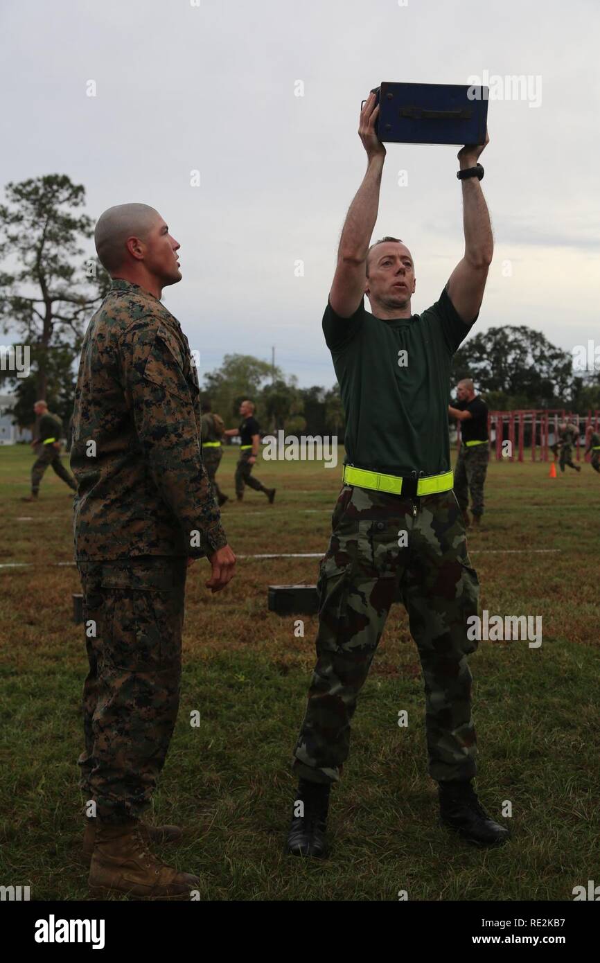 Irish Defence Forces Sgt. Philip Cole nimmt an einem Combat Fitness Test mit US Marine Corps drill instructor Schule Klasse 1-17 auf Marine Corps Recruit Depot Parris Island am 9. November 2016. Philip besuchte die Klasse ein besseres Verständnis dafür, wie das US Marine Corps führt Werte based training für Rekruten, Offiziere zu gewinnen, und bohren Sie Ausbilder, um zu verbessern, wie die Irish Defence Forces Verhalten gewinnen Ausbildung und um die Beziehungen zwischen den beiden Armeen der Nation zu stärken. Stockfoto