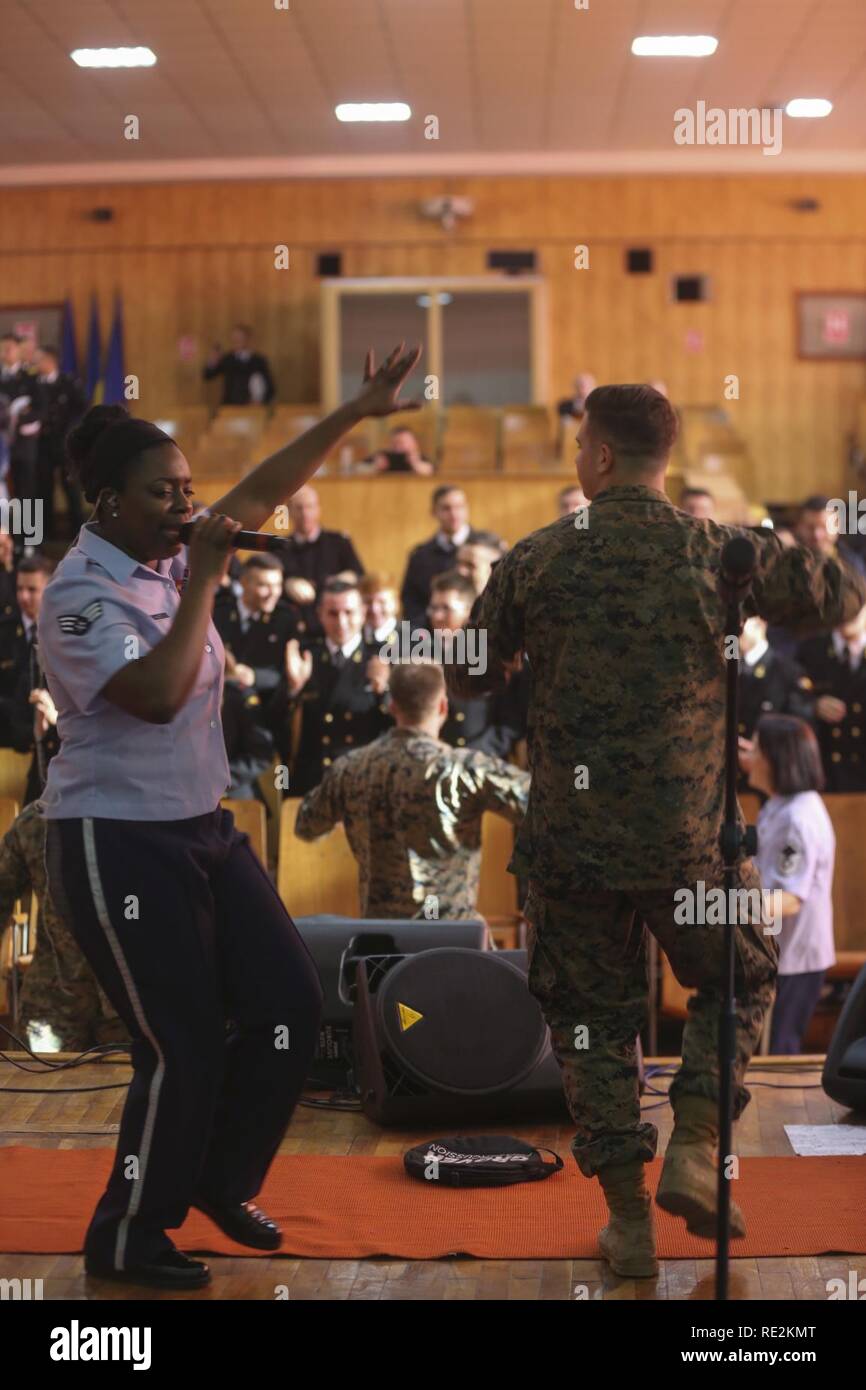 Romanian Naval Academy Studenten, U.S. Marines mit Schwarzen Meer Drehkraft 16.2, und die US-amerikanische Flieger Tanz während einer Leistung durch die US Luft Kräfte in Europa, Band an Mircea cel Bặtrân Naval Academy in Constanţa, Rumänien, Nov. 11, 2016. Stockfoto