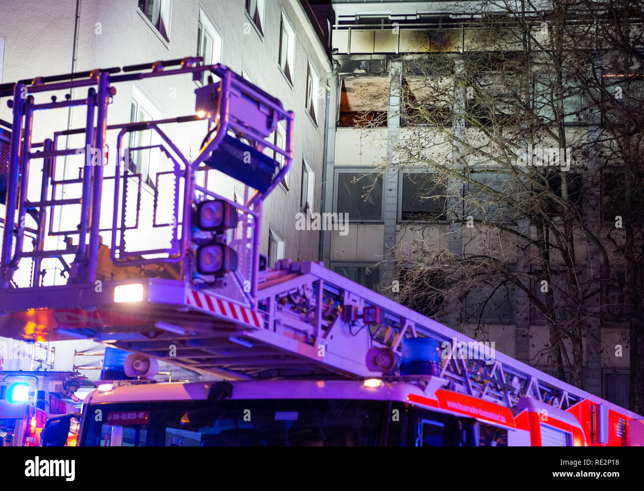 19. Januar 2019, Nordrhein-Westfalen, Düsseldorf: Löschfahrzeuge stehen vor einem Haus, wo es ein Feuer. Die vierte Etage des Haus ist komplett ausgebrannt. Foto: Christophe Kirschtorte/dpa Quelle: dpa Picture alliance/Alamy leben Nachrichten Stockfoto