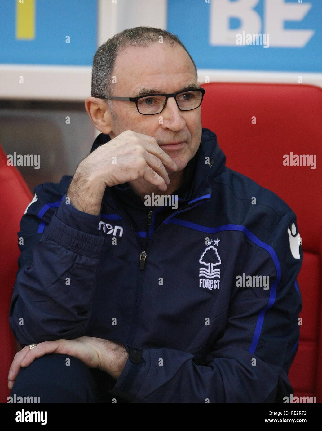 Nottingham, Nottinghamshire, Großbritannien. 19. Januar, 2018. Martin O'Neill grüßt die Menge und nimmt seinen Platz im Wald unterstand, als er kostenlos von Nottingham Forest zum ersten Mal seit seiner Ernennung als Manager übernimmt. Foto: Simon Newbury/Alamy leben Nachrichten Stockfoto