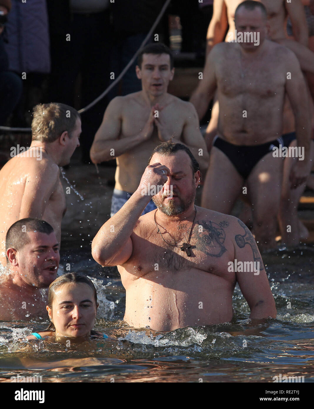 Kiew, Ukraine. 19. Jan 2019. Ukrainische orthodoxe Gläubige gesehen nehmen ein erfrischendes Bad im Fluss Dnjepr, während der Orthodoxen Dreikönigstag feiern in Kiew, Ukraine. Orthodoxe Christen feiern die Epiphanie durch Eintauchen in Wasser, ein religiöser Feiertag, der am 19. Januar gefeiert wird, nach dem Gregorianischen Kalender. Credit: SOPA Images Limited/Alamy leben Nachrichten Stockfoto