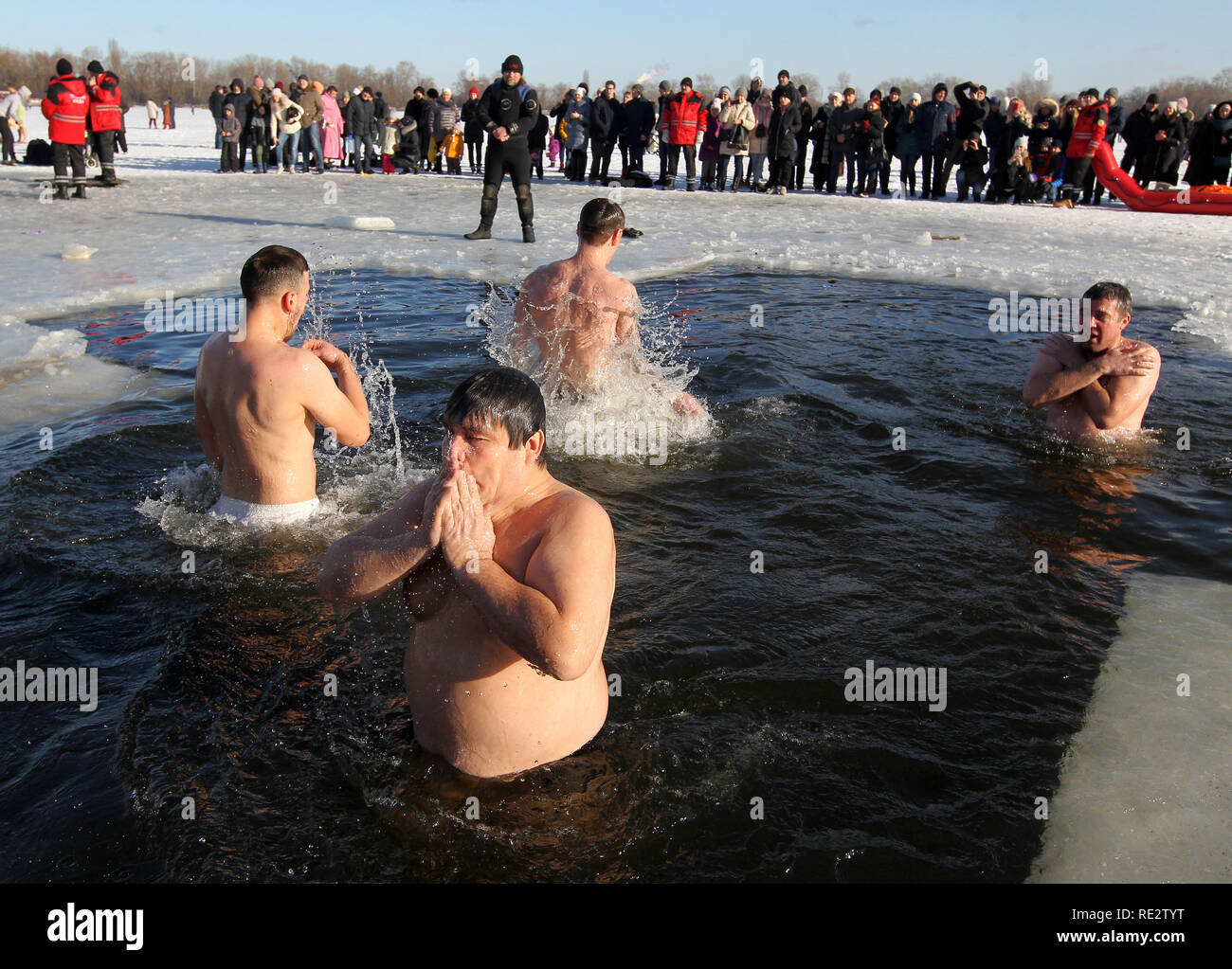 Kiew, Ukraine. 19. Jan 2019. Ukrainische orthodoxe Gläubige gesehen nehmen ein erfrischendes Bad im Fluss Dnjepr, während der Orthodoxen Dreikönigstag feiern in Kiew, Ukraine. Orthodoxe Christen feiern die Epiphanie durch Eintauchen in Wasser, ein religiöser Feiertag, der am 19. Januar gefeiert wird, nach dem Gregorianischen Kalender. Credit: SOPA Images Limited/Alamy leben Nachrichten Stockfoto