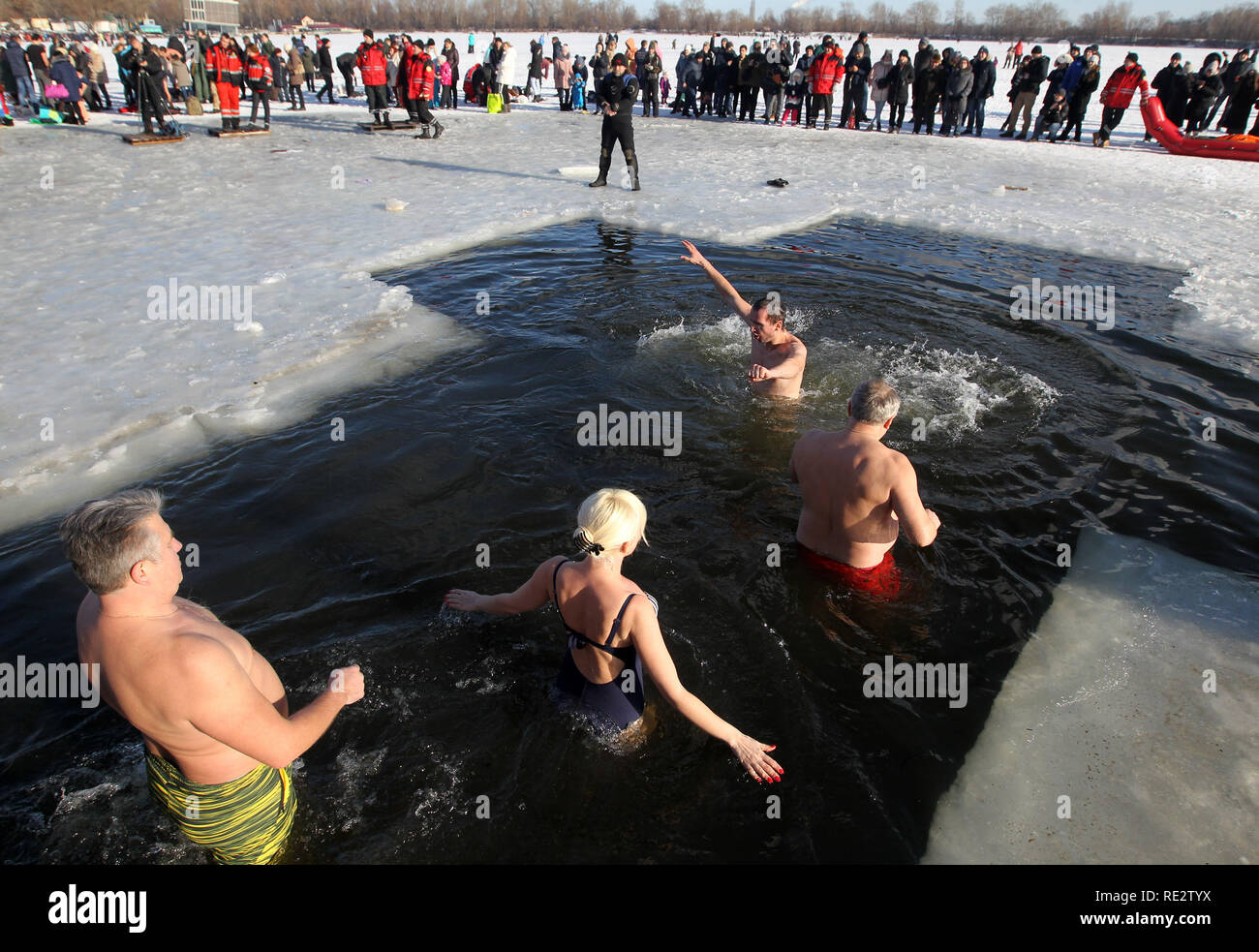 Kiew, Ukraine. 19. Jan 2019. Ukrainische orthodoxe Gläubige gesehen nehmen ein erfrischendes Bad im Fluss Dnjepr, während der Orthodoxen Dreikönigstag feiern in Kiew, Ukraine. Orthodoxe Christen feiern die Epiphanie durch Eintauchen in Wasser, ein religiöser Feiertag, der am 19. Januar gefeiert wird, nach dem Gregorianischen Kalender. Credit: SOPA Images Limited/Alamy leben Nachrichten Stockfoto